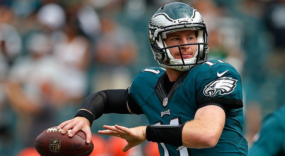 
                <strong>Carson Wentz</strong><br>
                Gewinner - Carson Wentz (Philadelphia Eagles): Viel wurde gemunkelt, ob Carson Wentz wirklich schon für die NFL bereit ist. Nach dem ersten Regular-Season-Spiel in der Pocket steht fest: Er ist es! 278 Passing-Yards und zwei Touchdowns ließen die Eagles-Fans jubeln. Wenn sich Wentz auch in den kommenden Spielen beweisen kann, dürfte die kritische Philadelphia-Fanbase einen neuen Liebling haben.
              