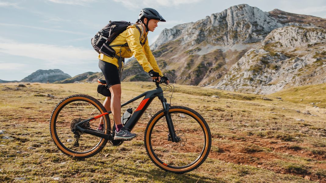 Sport und Urlaub lassen sich in einem Fitness-Urlaub wunderbar verbinden. Unternimm zum Beispiel eine längere Radtour.