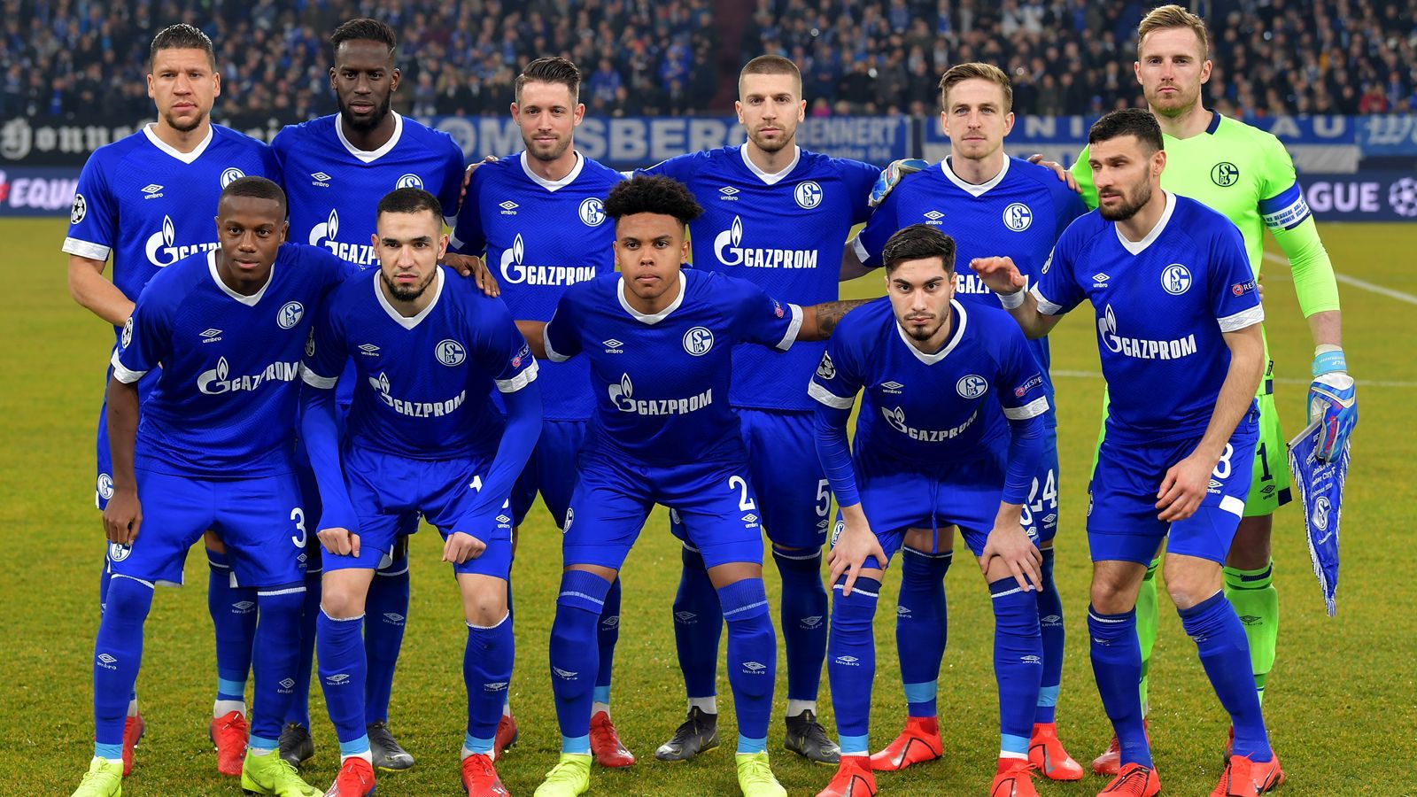 <strong>FC Schalke 04 - 2018/2019</strong><br>Schwacher Saisonstart mit fünf Pleiten in Folge. In der Champions League erreicht man das Achtelfinale, wird jedoch bei Manchester City mit 0:7 nach Hause geschickt. Das bis heute letzte CL-Spiel. Tedesco wird freigestellt, Heidel tritt kurz darauf zurück - die S04-Führung hat dem Gespann nicht mehr vertraut. Ein fataler Fehler, denn daran lag es nicht. Huub Stevens rettet den Verein auf Platz 14.