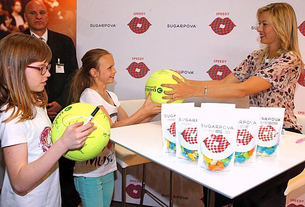 
                <strong>Autogramm heiß begehrt</strong><br>
                An ihrem Geburtstag erfüllt Maria Scharapowa auch Wünsche: Diese beiden Kinder freuen sich riesig über das Autogramm der viermaligen Grand-Slam-Siegerin.
              