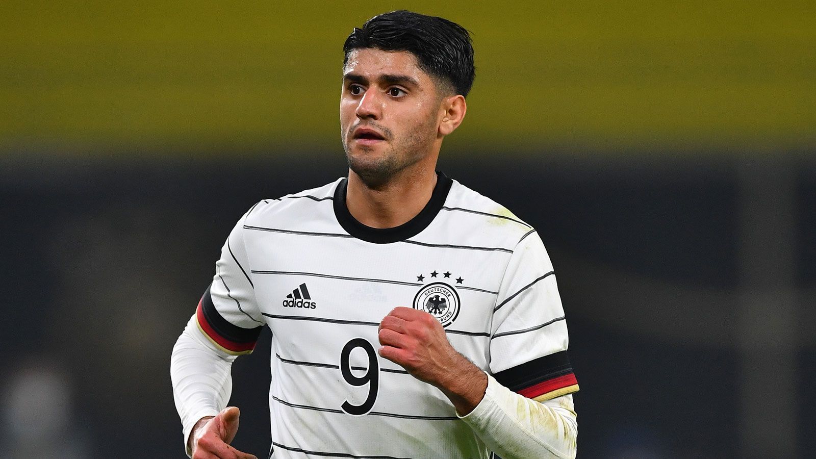 
                <strong>Wackelkandidat: Mahmoud Dahoud (Mittelfeld, Borussia Dortmund)</strong><br>
                Eigentlich schien der EM-Zug für Mahmoud Dahoud längst abgefahren zu sein, denn bei Borussia Dortmund war er in den vergangenen Jahren nur selten erste Wahl. Das hat sich in dieser Saison geändert und so durfte der gebürtige Syrer zumindest in den Freundschaftsspielen mitmischen. Dabei hinterließ er keinen nachhaltigen Eindruck. Sollte er aber beim BVB weiter seine Einsatzzeiten bekommen und dem Team zu einer erfolgreichen Saison verhelfen, dürften seine Chancen auf ein Last-Minute-EM-Ticket durchaus vorhanden sein.
              