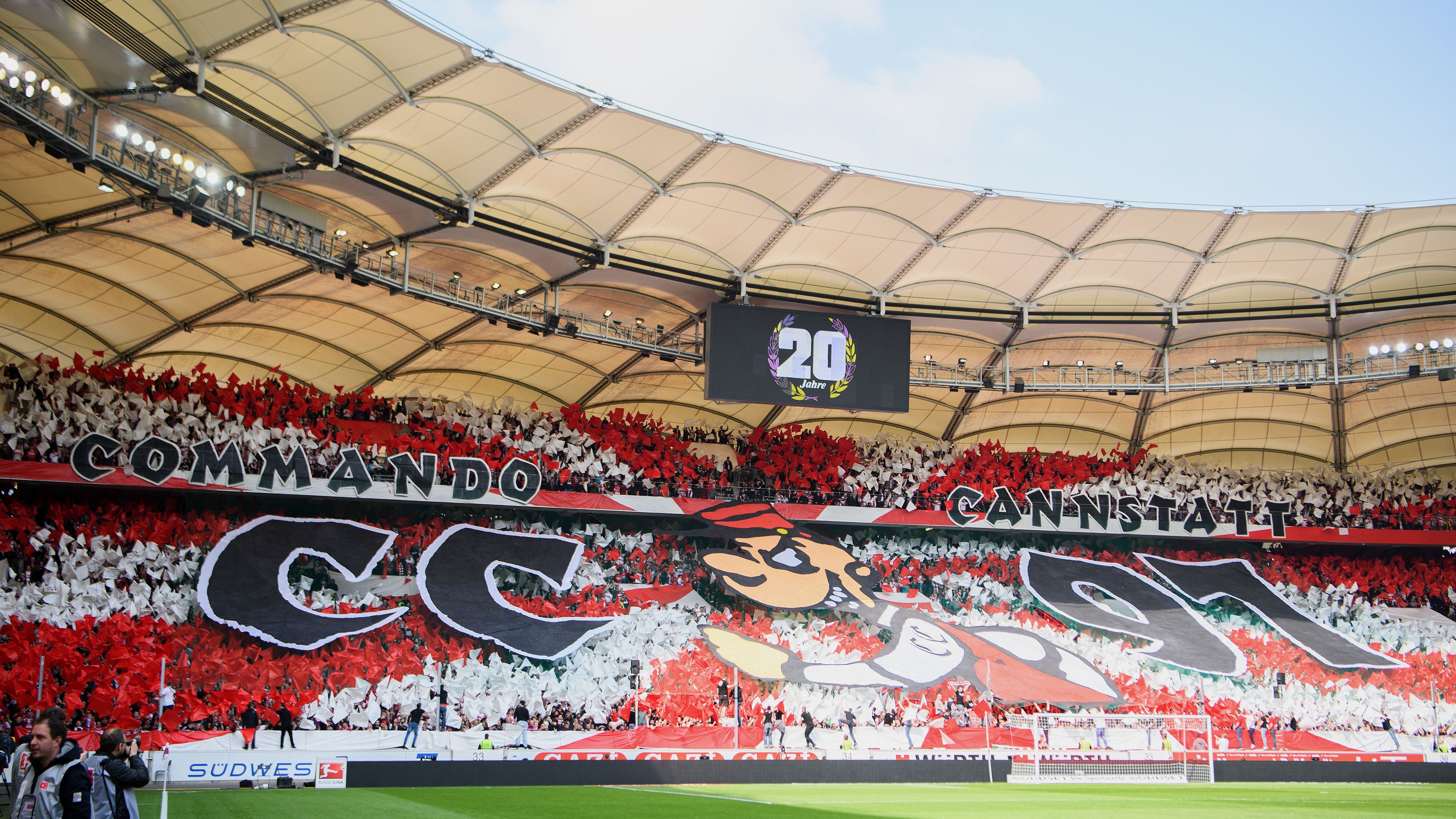 <strong>VfB Stuttgart</strong><br>Der VfB Stuttgart nennt sich <strong>Automotive Swabia United</strong>&nbsp;powered by einem Elektromobilitätsgiganten. Die Cannstatter Kurve steht noch, doch inzwischen gibt’s auch VIP-Lounges mit Testfahrten. Das Maskottchen: ein tanzender Elektroporsche.