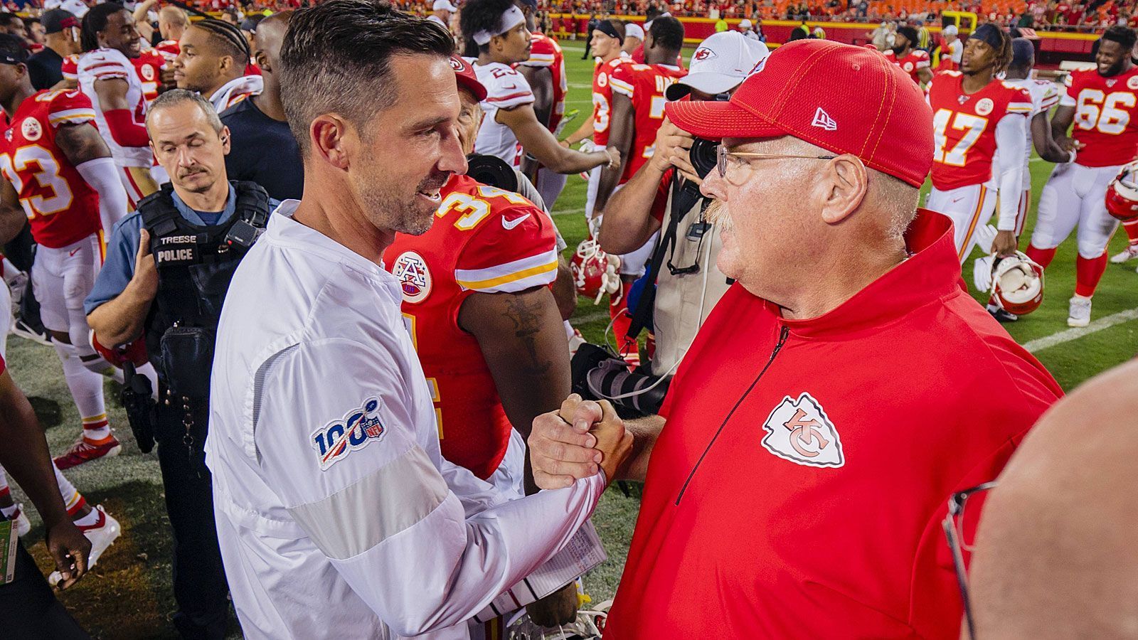 
                <strong>Head Coaches im Head-to-Head-Vergleich</strong><br>
                Was die Erfahrung angeht, könnte der Unterschied gar nicht größer sein. Andy Reid (r.) auf Seiten der Kansas City Chiefs ist bereits seit 1992 Teil der NFL, absolviert seine 21. Saison als Head Coach. Sein Gegenüber Kyle Shanahan arbeitet zwar auch schon seit 2004 in der Liga, jedoch nun erst im dritten Jahr als Hauptverantwortlicher. Dafür hat der 40-Jährige aus den zuletzt notorisch erfolglosen San Francisco 49ers in Windeseile ein Topteam geformt. Der 61-jährige Reid gilt als Mastermind, erlebt seinen dritten Super Bowl, sein zweiter als Head Coach. Der Titel als Head Coach fehlt ihm noch. Zwischen zwei herausragenden Offensiv-Coaches sorgt die Erfahrung Reids für den entscheidenden Unterschied. 1:0 Chiefs
              