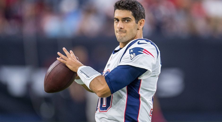 
                <strong>Wildern bei einem anderen Team: Garoppolo, Tolzien</strong><br>
                Jimmy Garoppolo (Foto) von den New England Patriots könnte den Packers sicherlich sofort helfen. Doch warum sollte Patriots-Mastermind Bill Belichick einen möglichen Super-Bowl-Contender stärken? Ähnlich dürften die meisten anderen Teams denken. Falls sich doch jemand bereit erklärt, einen Backup-QB abzugeben, dürfte das für Green Bay ein richtig teurer Tausch werden. Eine Option gäbe es möglicherweise: Scott Tolzien. Bei den Indianapolis Colts war Tolzien als Vertreter von Andrew Luck völlig überfordert und dürfte dort kaum noch Einsatzchancen haben. Doch der Mann hat eine Packers-Historie, war dort schon drei Saisons Rodgers-Ersatz (da übrigens auch mit Horror-Zahlen: 1 Passing Touchdown bei 5 Interceptions).
              