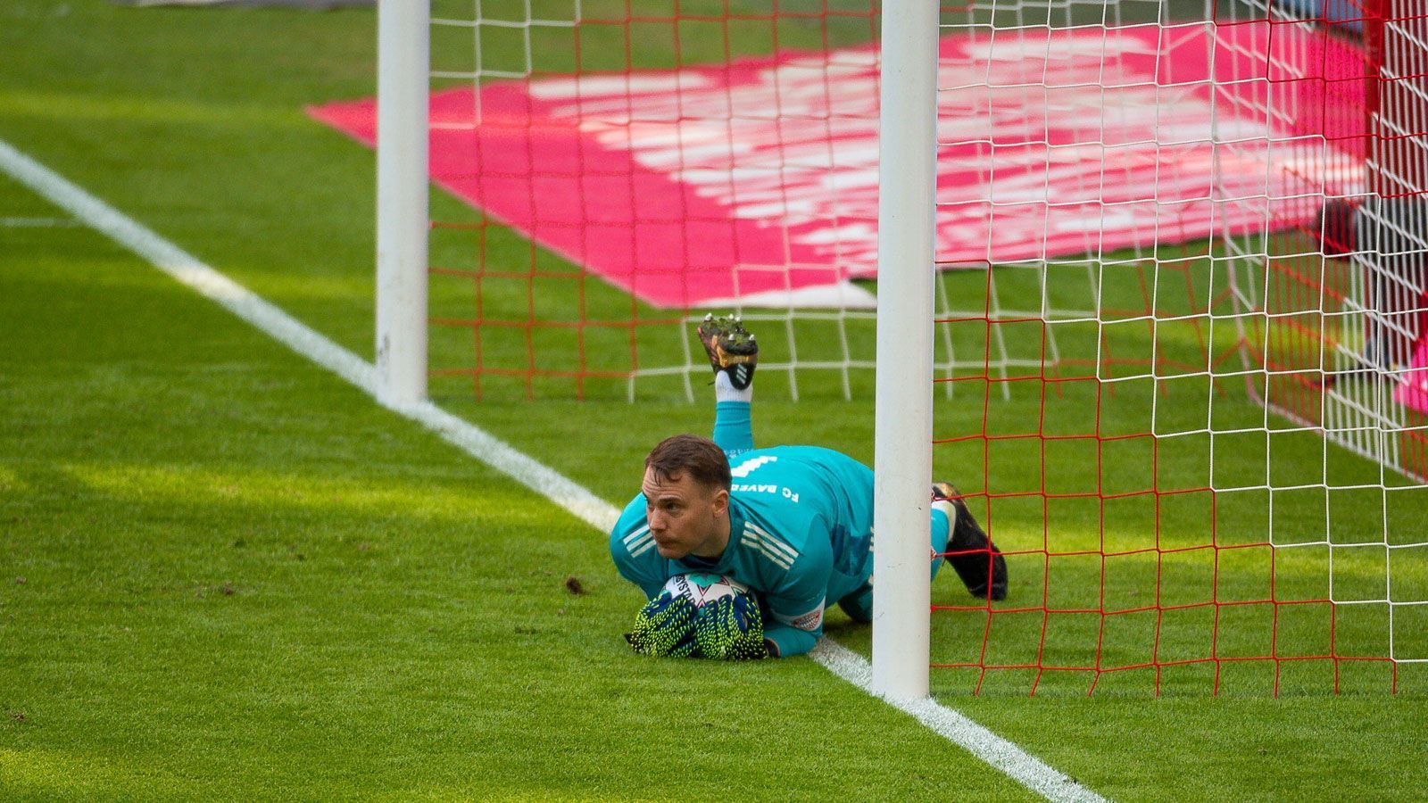 
                <strong>Manuel Neuer</strong><br>
                Der Welttorhüter verlebt einen ruhigen Frühlingsnachmittag. Bülter prüft ihn zwar per Kopf, stellt Neuer aber nicht vor Probleme. Beim 1:1 durch Ingvartsen ist er machtlos. ran-Note: 3
              