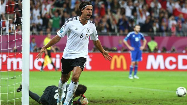 
                <strong>Mittelfeld - Sami Khedira (Deutschland)</strong><br>
                Mittelfeld - Sami Khedira (Deutschland): Der damalige Real-Star war 2012 der einzige deutsche Spieler, der es in die Top-Elf der EM-Endrunde schaffte. Im Viertelfinale brachte der Mittelfeldspieler das DFB-Team gegen Griechenland nach dem Ausgleich des Außenseiters schnell wieder in Führung und leitete somit den schlussendlichen 4:2-Sieg ein. Das Halbfinal-Aus gegen Italien konnte aber auch der heutige Juve-Profi Khedira nicht verhindern.
              