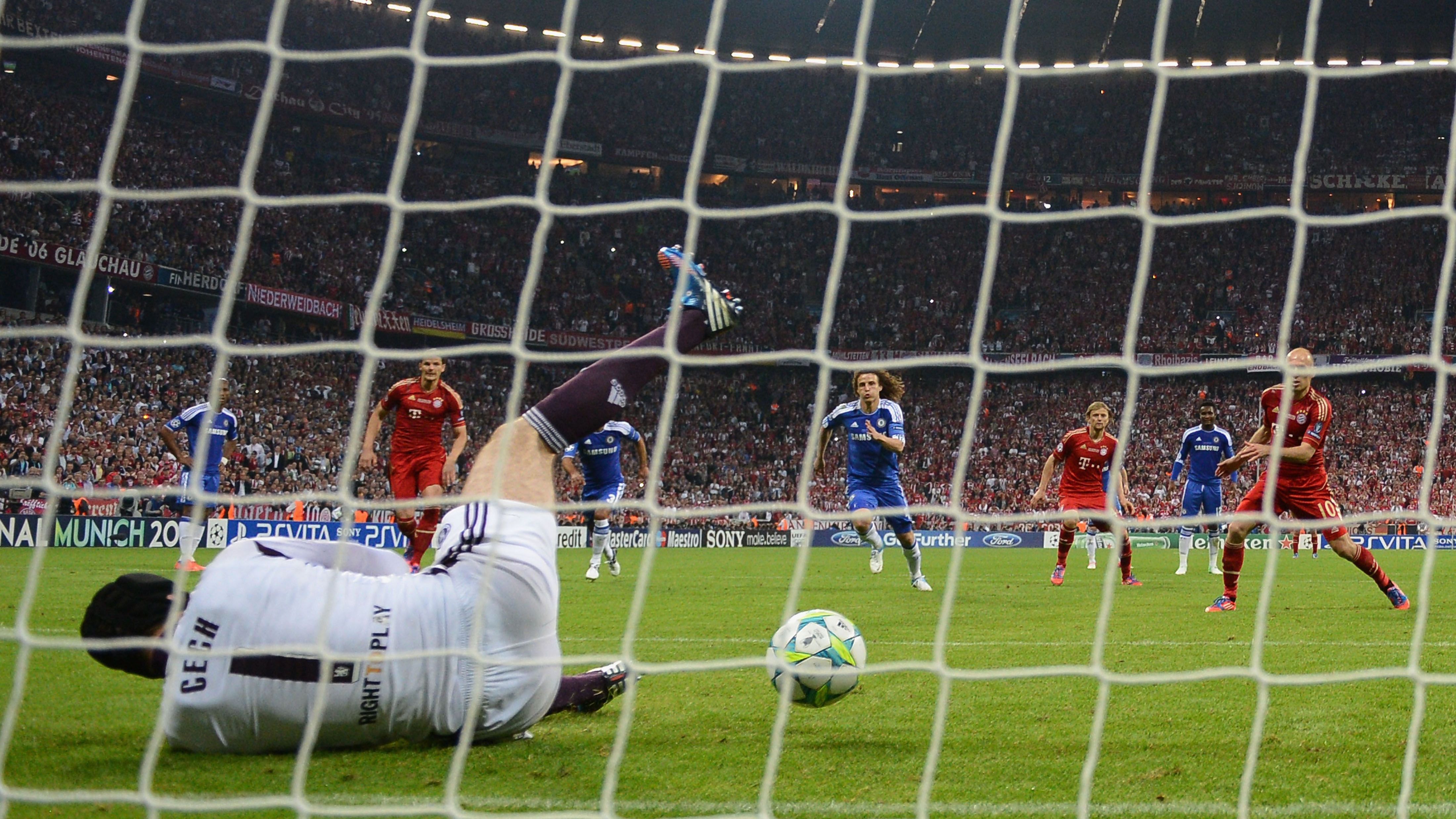 <strong>"Finale Dahoam" wird zum Albtraum</strong><br>Robben wurde zur tragischen Figur des Finales: In der dritten Minute der Verlängerung verschoss er einen Strafstoß. Das Spiel wurde im Elfmeterschießen entschieden, Bayern unterlag den Londonern mit 3:4. Auch im DFB-Pokalfinale gegen Borussia Dortmund setzte es für die Münchner einen Tiefschlag, die Bayern kamen mit 2:5 unter die Räder - ein Jahr zum Vergessen.