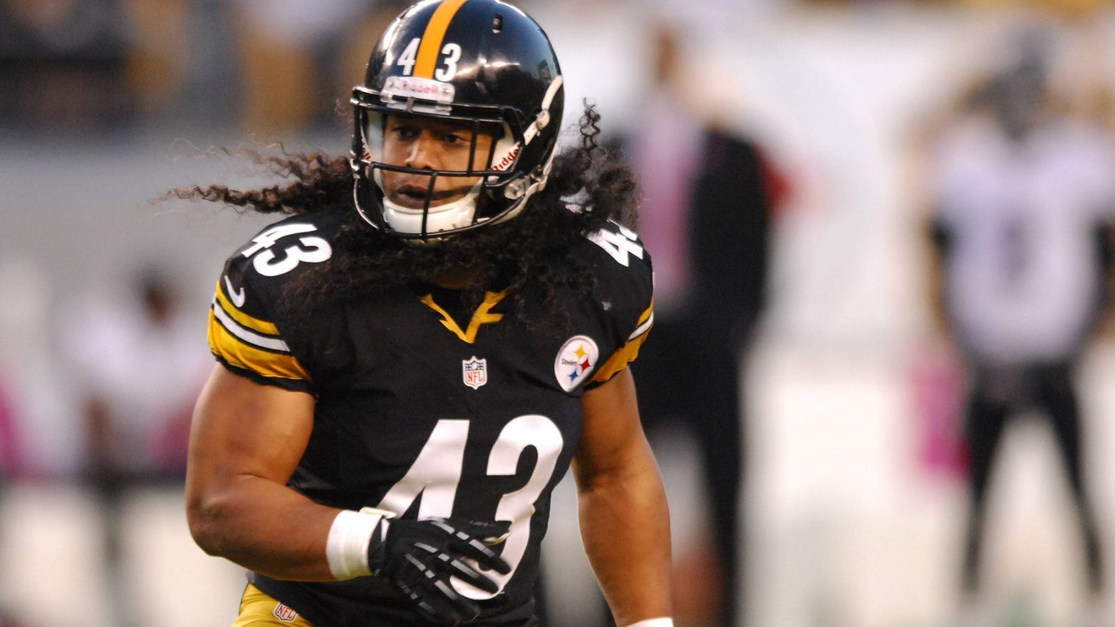 
                <strong>Troy Polamalu</strong><br>
                Zwölf Jahre lang - von 2003 bis 2014 - spielte Troy Polalamu in der NFL, und das durchgehend für ein Team: die Pittsburgh Steelers. Mit ihnen gewann der Strong Safety zwei Mal den Super Bowl (2006, 2009). Insgesamt acht Mal war Polamalu für den Pro Bowl nominiert. Insgesamt kam er auf 77 Tackles, 12 Sacks, 32 Interceptions, 13 Forced Fumbles und 3 Touchdowns. Sein Markenzeichen waren seine langen, lockigen Haare, die er in seiner NFL-Zeit nach eigener Aussage acht Jahre lang nicht schneiden ließ. Mit seiner Frisur schaffte es Polamalu auch ins Guinnessbuch der Rekorde: Es war die am teuersten versicherte Frisur der Welt. Schließlich brachte die Haarpracht Polamalu millionenschwere Werbeverträge mit Shampoo-Herstellern ein.
              