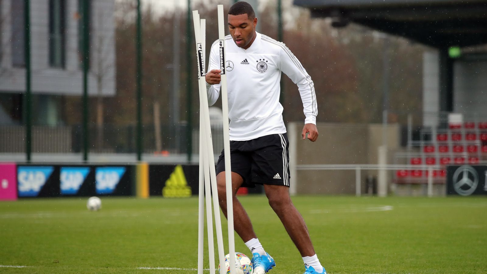 
                <strong>Jonathan Tah (Bayer Leverkusen, U21-Nationalspieler)</strong><br>
                Leverkusens Verteidiger Jonathan Tah hat zwar nur vier EM-Qualifikationsspiele mit der deutschen U21 bestritten, aber nicht, weil er zu schwach war, sondern ansonsten von Bundestrainer Joachim Löw regelmäßig zur A-Nationalmannschaft hochgezogen wurde. So steht es wohl außer Frage, dass der 22-Jährige im Sommer 2019 Teil des deutschen U21-Kaders für die EM-Endrunde in Italien sein wird. Insgesamt lief der gebürtige Hamburger in seiner Karriere neun Mal für Deutschlands U21 auf, debütierte schon vor über drei Jahren, im September 2015.
              