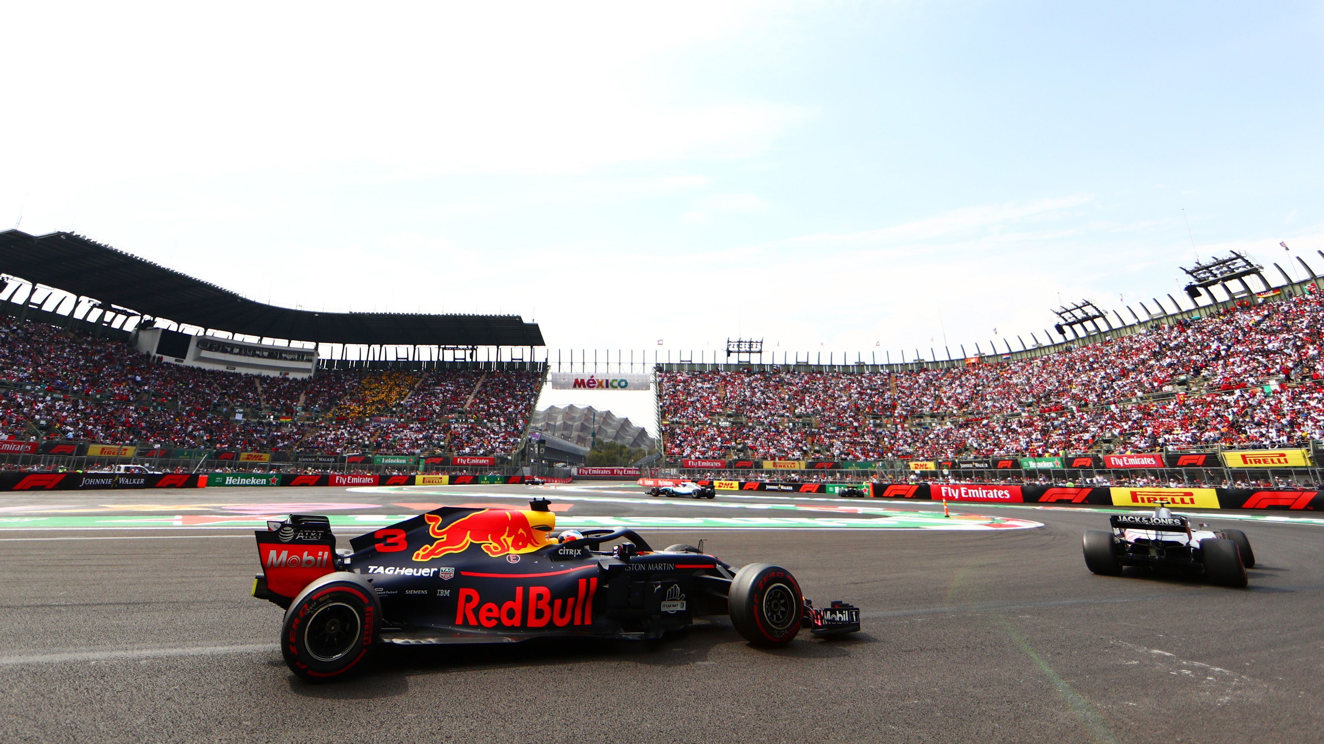 
                <strong>Autódromo Hermanos Rodríguez, Mexico City</strong><br>
                Mexiko ist seit 2015 zurück auf der Landkarte der Formel 1-Saison, bereits zwischen 1963 und 1992 war das Autódromo Hermanos Rodríguez in Mexico City Schauplatz der Formel 1. In den beiden vergangenen Jahren holte hier Red Bull-Pilot Max Verstappen den Sieg. Gemeinsam mit den Legenden Jim Clark, Nigel Mansell und Alain Prost ist er damit Rekordsieger von Mexiko.
              