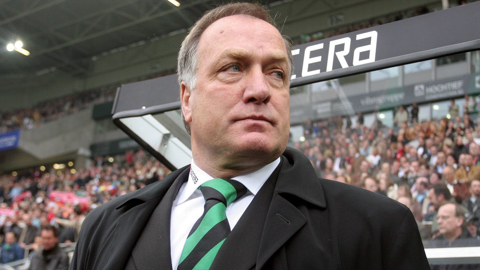 
                <strong>Dick Advocaat (Borussia Mönchengladbach) </strong><br>
                Dick Advocaat machte sich als Trainer international einen Namen: Als Nationaltrainer coachte der heute 71-Jährige unter anderem die Nationalmannschaften Südkoreas, die Vereinigten Arabischen Emirate, Belgien, Russland, Serbien und auch drei mal als Bondscoach sein Heimatland, die Niederlande. Als Vereinstrainer hatte Advocaat in der Saison 2004/05 bei Borussia Mönchengladbach sein Bundesliga-Debüt. In 18 Ligaspielen holte Advocaat nur 18 Punkte und musste im April 2005 die Trainerbank für Horst Köppel räumen.  
              