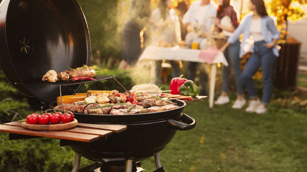 Was landet bei dir auf dem Grill? Wer beim geselligen BBQ-Abend trotzdem auf seine Linie achten möchte, kann unsere Diät-Tipps befolgen. 