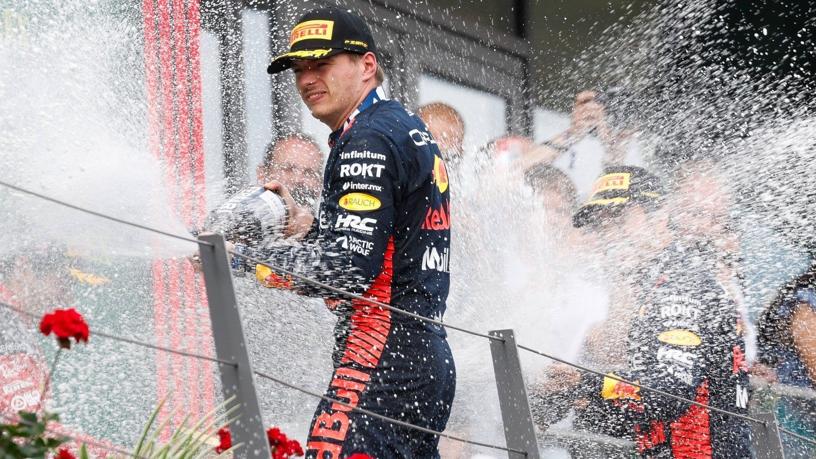 
                <strong>Gewinner: Max Verstappen</strong><br>
                Als Synonym für Dominanz dürfte dieser Tage kaum ein Name besser passen als der von Max Verstappen. Qualifying, Sprint-Shootout, Sprint und Rennen - vier Veranstaltungen, viermal Verstappen als Sieger. Der Niederländer fährt in völlig anderen Dimensionen als seine Konkurrenten. Vor 40.000 Oranje-Fans feiert er wieder einmal sein Team und sich selbst. Er hat kurz vor Schluss sogar so einen großen Vorsprung, dass er noch einmal an die Box kommt, um sich mit anderen Reifen die schnellste Rennrunde zu sichern. "No risk, no fun", gibt er nach dem Rennen darauf angesprochen zu Protokoll. Sein Vorsprung in der Fahrerwertung wächst, einem weiteren WM-Titel scheint nichts im Wege zu stehen.
              