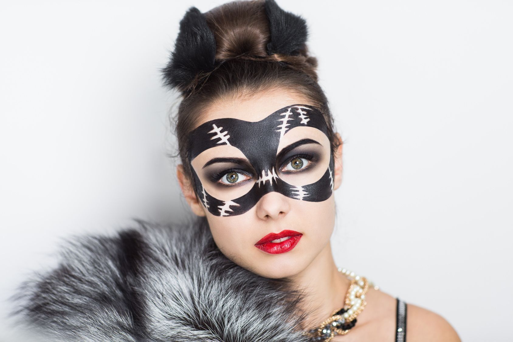 Ob als Maske oder aufgemalt – das Catwoman-Kostüm kommt nicht ohne entsprechende Katzenmaske aus.