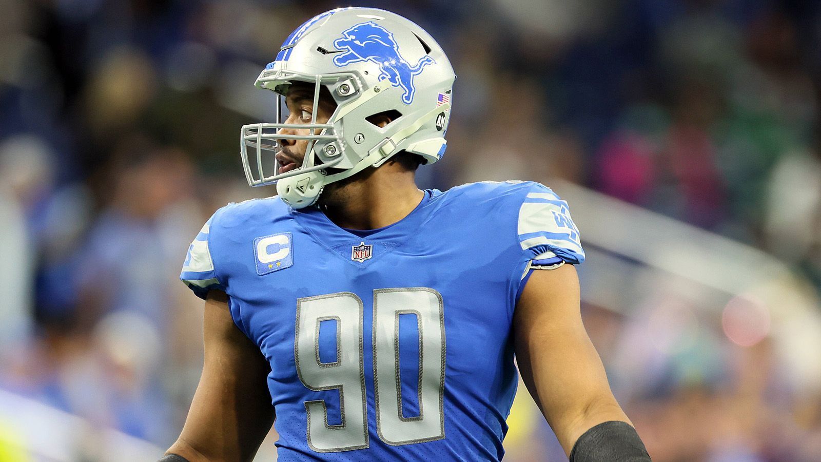 
                <strong>Trey Flowers</strong><br>
                Der diesjährige NFL Draft war gespickt mit talentierten Pass Rushern, einige Teams könnten aber noch Verstärkung auf der Position gebrauchen. Trey Flowers ist vielleicht der größte Name unter den Free Agents auf dieser Position. In den vergangenen zwei Jahren verpasste er bei den Detroit Lions allerdings insgesamt 16 Spiele aufgrund von Verletzungen. Davor legte er aber immer mindestens 6,5 Sacks pro Saisons auf und gewann in den vier Saisons mit den New England Patriots zwei Super Bowls. Zudem hat er mit erst 28 Jahre noch einige Jahre in der NFL übrig. Gerade für Teams wie die Los Angeles Rams, die mehr auf etablierte Spieler als junges Talent setzen, könnte Flowers der richtige Fit sein.
              