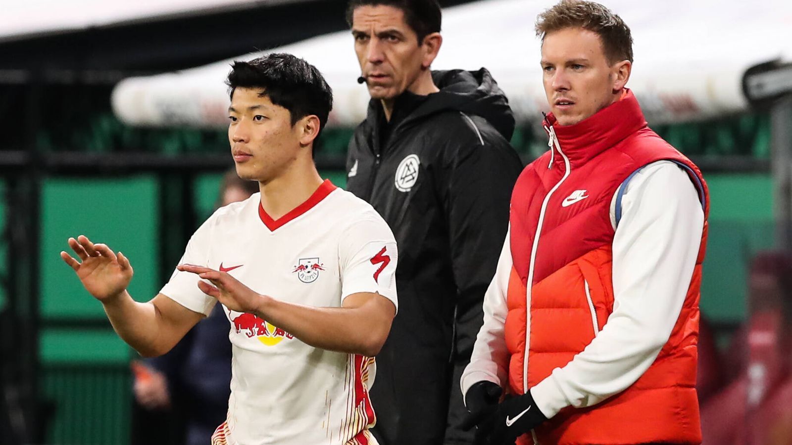 
                <strong>Hee-Chan Hwang (damals RB Leipzig - Ausfall: 18. November bis 30. Dezember 2020)</strong><br>
                Schon Mitte November 2020 erkrankte auch Stürmer Hee-Chan Hwang nach einer Länderspielreise mit der Nationalmannschaft Südkoreas schwer. Erst nach mehr als acht Wochen kehrte der Stürmer im Trikot von RB Leipzig wieder auf den Platz zurück. Derzeit ist der 25-Jährige an die Wolverhampton Wanderers ausgeliehen. Die Infektion belastete auch Hwangs damaligen Trainer Julian Nagelsmann. "Es ging ihm nicht gut und er sagte mir: 'Ich war die ersten sieben Tage fast tot'", berichtete der aktuelle Bayern-Coach seinerzeit.
              