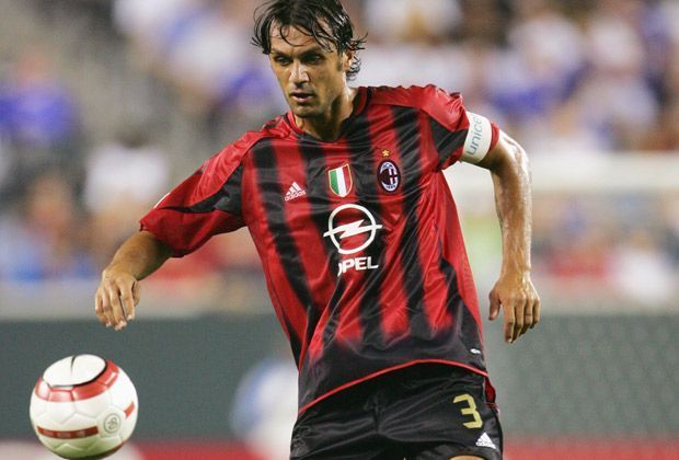 
                <strong>Abwehr: Paolo Maldini</strong><br>
                Mehr als 30 Jahre spielte Paolo Maldini für den AC Milan, machte über 600 Spiele. Und gewann alles, was es zu gewinnen gibt: Unter anderem wurde er drei Mal Champions-League-Sieger und sieben Mal italienischer Meister.
              