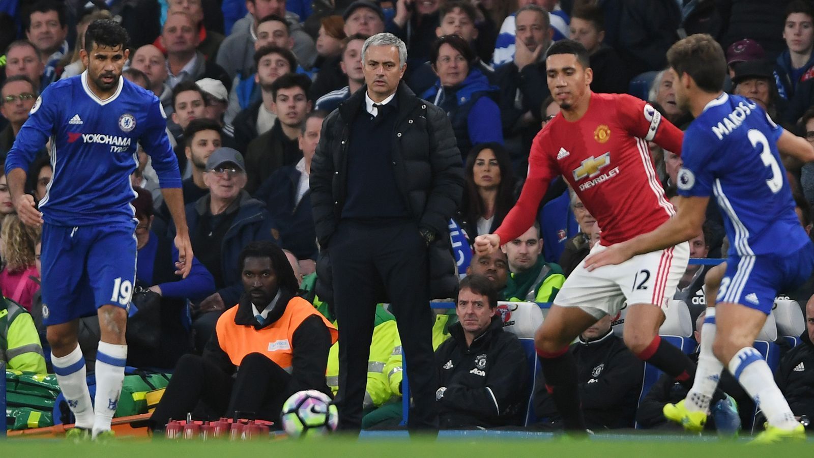 
                <strong>FC Chelsea - Manchester United 4:0 (23. Oktober 2016)</strong><br>
                Als ehemaliger Chelsea-Trainer war "The Special One" am 23. Oktober 2016 mit seinem damaligen Team Manchester United an der Stamford Bridge zu Gast - und erlebte bei den "Blues" sein blaues Wunder. Die Londoner nahmen die "Red Devils" mit 4:0 auseinander. Der Spanier Pedro erzielte bereits in der ersten Minute den Führungstreffer für Chelsea und dann nahm das Unheil für Mourinho seinen Lauf. Weitere Treffer von Gary Cahill, Eden Hazard und N'Golo Kante besiegelten die bis heute dritthöchste Niederlage in der Trainerkarriere von Mourinho.
              