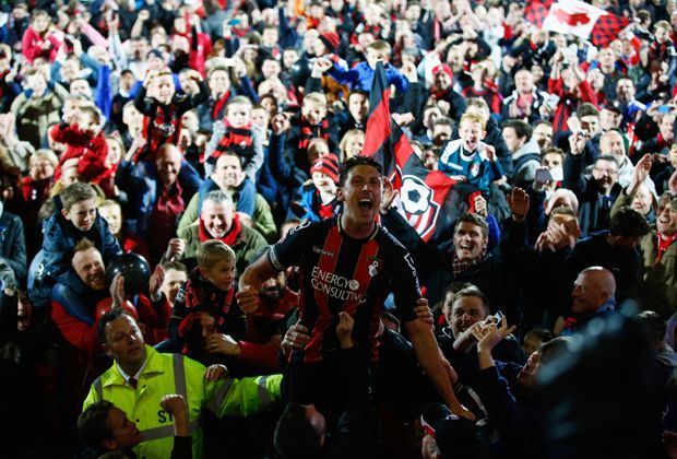 
                <strong>AFC Bournemouth: Der märchenhafte Aufstieg eines Fußball-Zwerges</strong><br>
                Wenn die Emotionen keine Grenzen kennen! Der Fußballzwerg AFC Bournemouth reiht sich zwischen die großen Klubs der englischen Premier League ein - und das nach 117 Jahren Vereinsgeschichte! Das Ziel: den Top-Klubs die Punkte klauen.
              