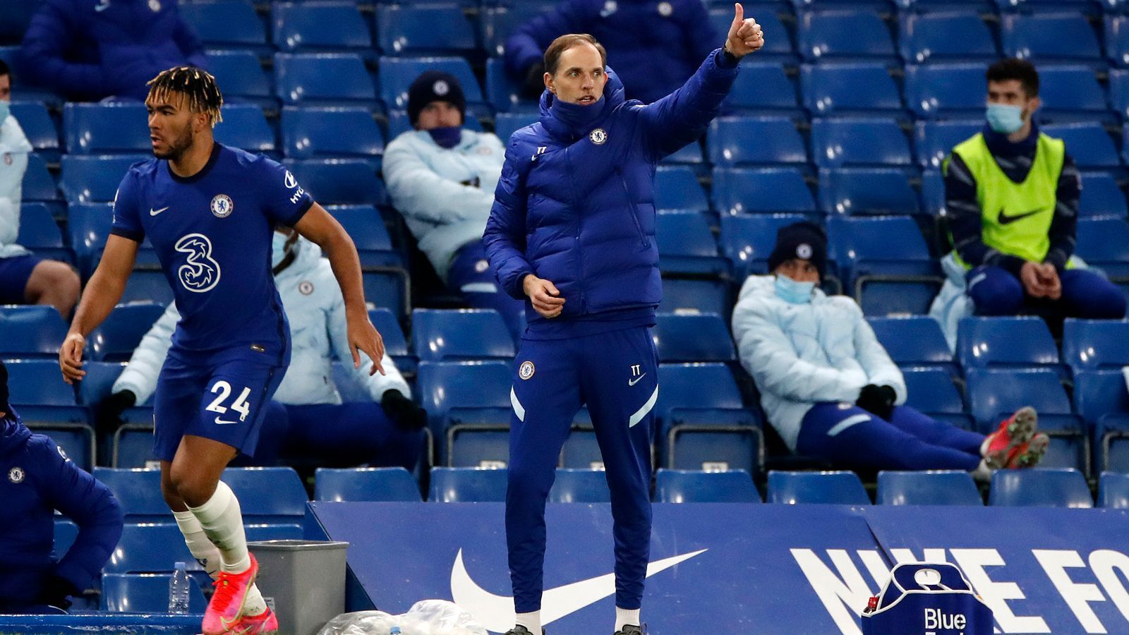 
                <strong>Thomas Tuchel stellt mit Chelsea-Start einen Premier-League-Rekord auf</strong><br>
                Der Beginn der Chelsea-Ära von Trainer Thomas Tuchel läuft äußerst vielversprechend. Schon nach seinem fünften Heimspiel mit den Londonern hat der Ex-PSG- und Ex-BVB-Trainer einen Premier-League-Rekord aufgestellt. Beim 2:0 gegen den FC Everton blieb Chelsea unter Tuchel auch in dessen fünften Premier-League-Heimspiel mit den "Blues" ohne Gegentreffer. Das schaffte vor Tuchel zum Einstand in Englands Fußball-Oberhaus noch niemand. Überhaupt kassierte Chelsea unter Tuchel erst zwei Gegentreffer in elf Spielen, davon sogar ein Eigentor. 
              