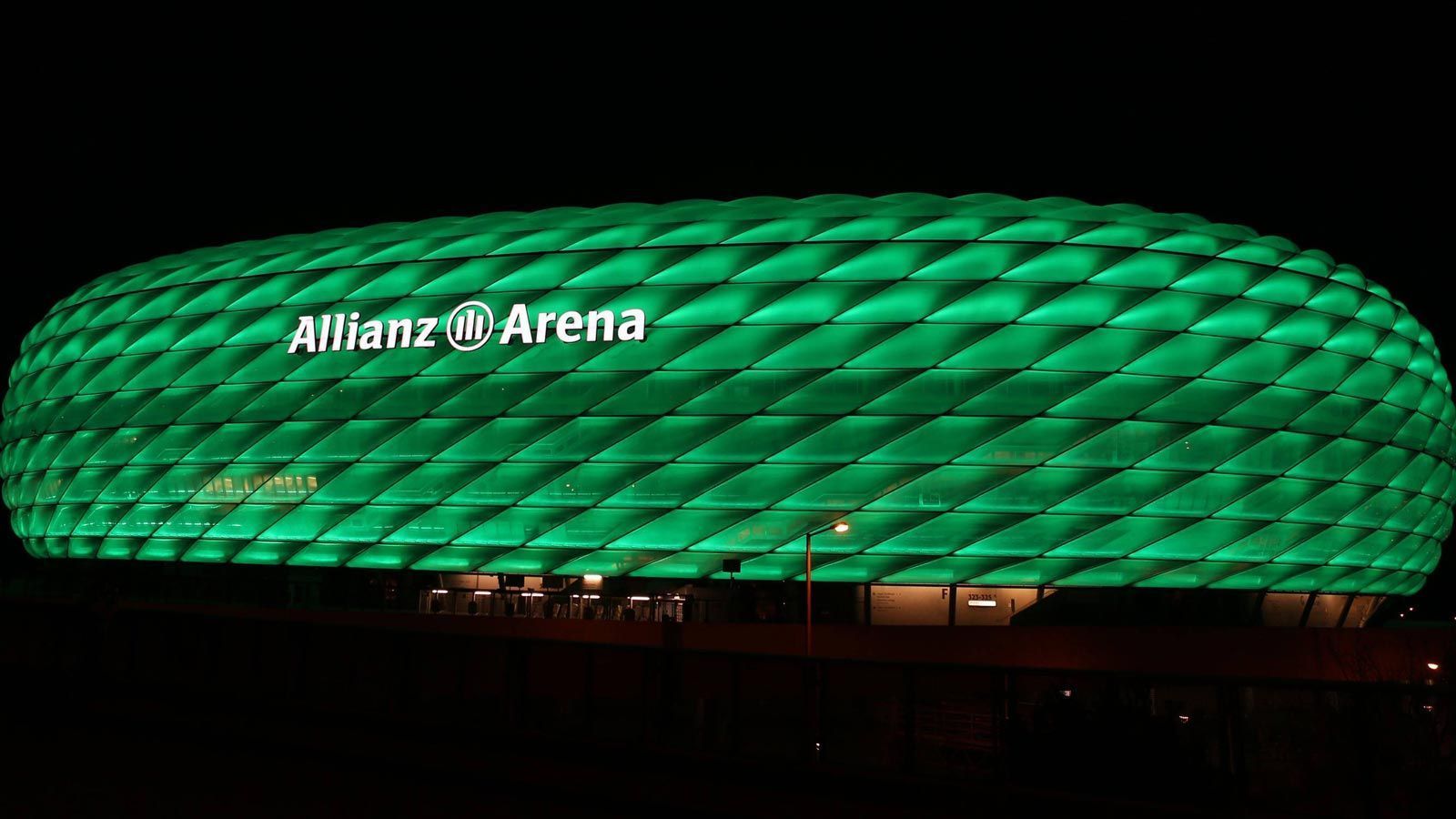 <strong>Irischer Nationalfeiertag: St. Patrick's Day</strong><br>
                Auch der irische Nationalfeiertag wurde schon von den Bayern geehrt. Erstmals erstrahlte die Allianz Arena 2013 am "St. Patrick's Day", also am 17. März, in Grün. Und auch in der Zukunft wird der FC Bayern seine Heimspielstätte sicherlich immer wieder dafür nutzen, wichtige Symbole zu senden und für Aufmerksamkeit bei den Bürgerinnen und Bürgern zu sorgen.