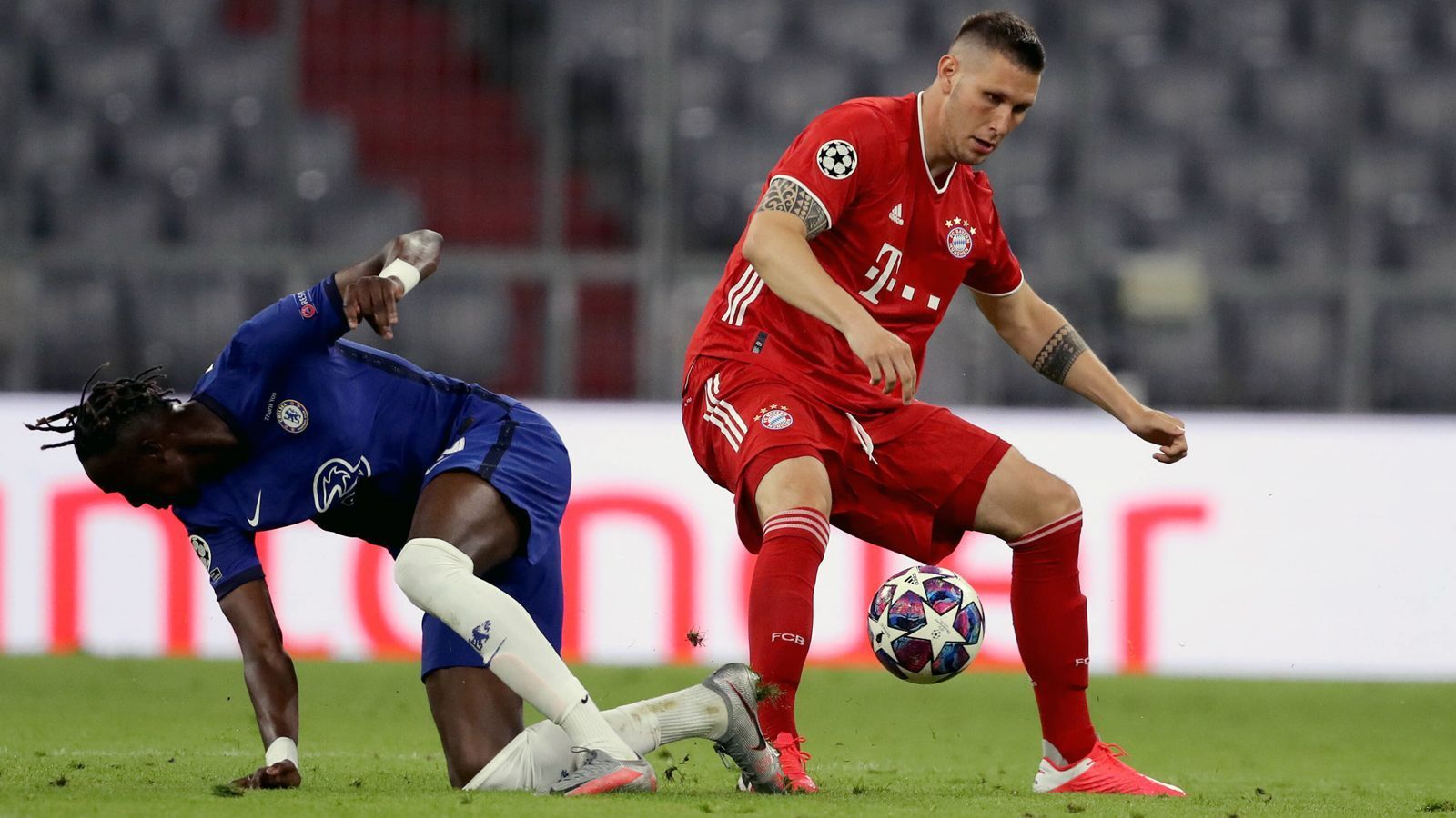 
                <strong>FC Chelsea</strong><br>
                Die sportliche Zukunft von Niklas Süle könnte in England liegen, wo gleich mehrere Vereine Interesse am Noch-Münchner haben sollen. Laut "Sport1" zählt der amtierende Champions-League-Sieger Chelsea zu jenen Klubs, die sich mit einer Verpflichtung des im Sommer 2022 ablösefreien Verteidiger beschäftigen. Süles Berater Volker Struth von der Agentur Sports360 hat bereits beste Kontakte zu Chelsea, er transferierte 2020 seinen Klienten Timo Werner zu den Londonern. Zudem könnten im Sommer 2022 bei Chelsea gleich mehrere Innenverteidiger weg sein, die Verträge von Andreas Christensen und Antonio Rüdiger laufen nach aktuellem Stand aus. Somit hätte die Mannschaft des deutschen Trainers Thomas Tuchel wohl durchaus Bedarf. 
              