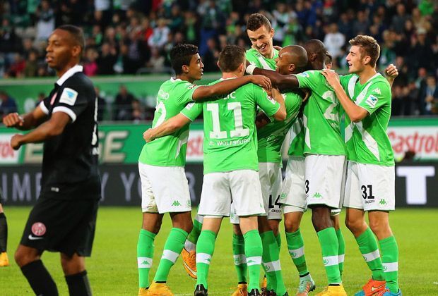 
                <strong>TOP: Wolfsburger Woche</strong><br>
                Drei Spiele, drei Siege! Die englische Woche des VfL Wolfsburg verlief genau nach dem Geschmack von Trainer Dieter Hecking. Nach dem 2:1 in Freiburg und dem 4:2 in Krasnodar besiegten die Wölfe auch den 1. FSV Mainz 05 - und gingen mit einem 3:0 vom Platz.
              