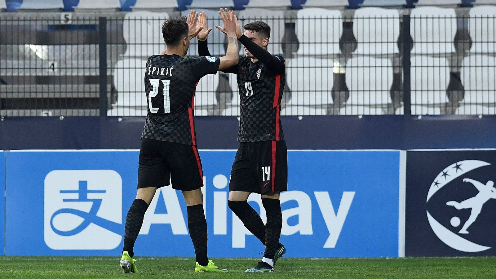 
                <strong>Platz 8: Kroatien</strong><br>
                Die Osteuropäer gehen als Außenseiter in das Viertelfinale. Zum einen gelang nur durch den traumhaften Last-Minute-Treffer von Domagoj Bradaric gegen England (1:2) die Qualifikation für die K.o.-Runde, mit lediglich einem Sieg und zwei Niederlagen aus drei Spielen schlossen die Kroaten die Gruppenphase zudem als schwächster Zweitplatzierter ab. Großer Pluspunkt: die Mentalität stimmt. Mit Spanien wartet allerdings der amtierende Europameister auf das Team von Igor Biscan.
              