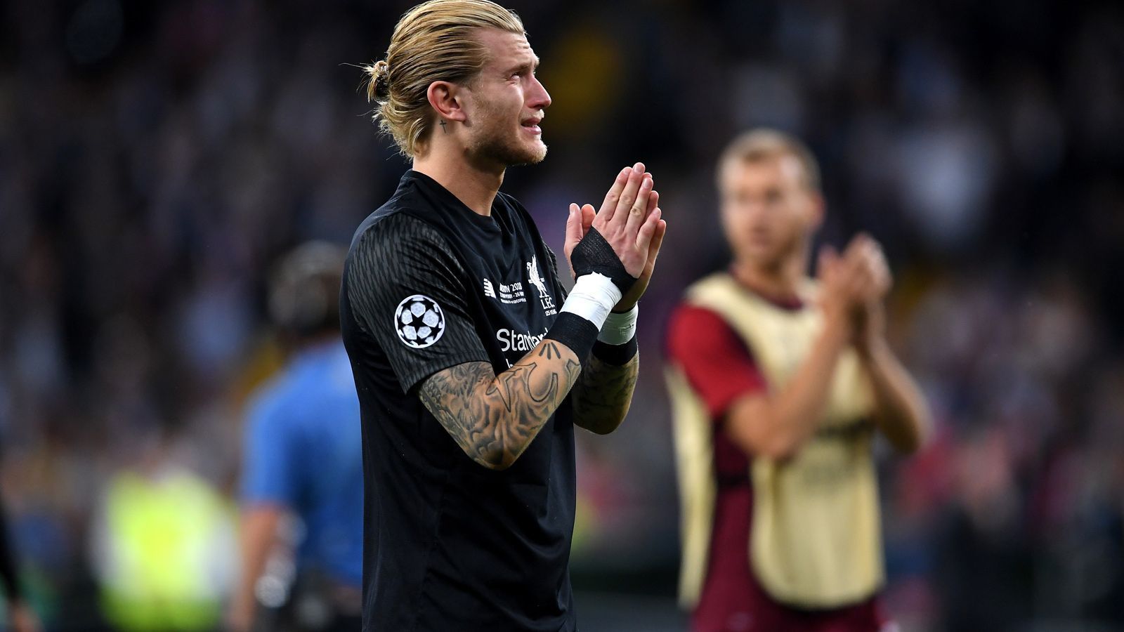 
                <strong>Karius bittet vor den Fans um Entschuldigung</strong><br>
                Große Geste: Karius geht vor die Fankurve der Reds, bittet bei den Fans um Entschuldigung.
              