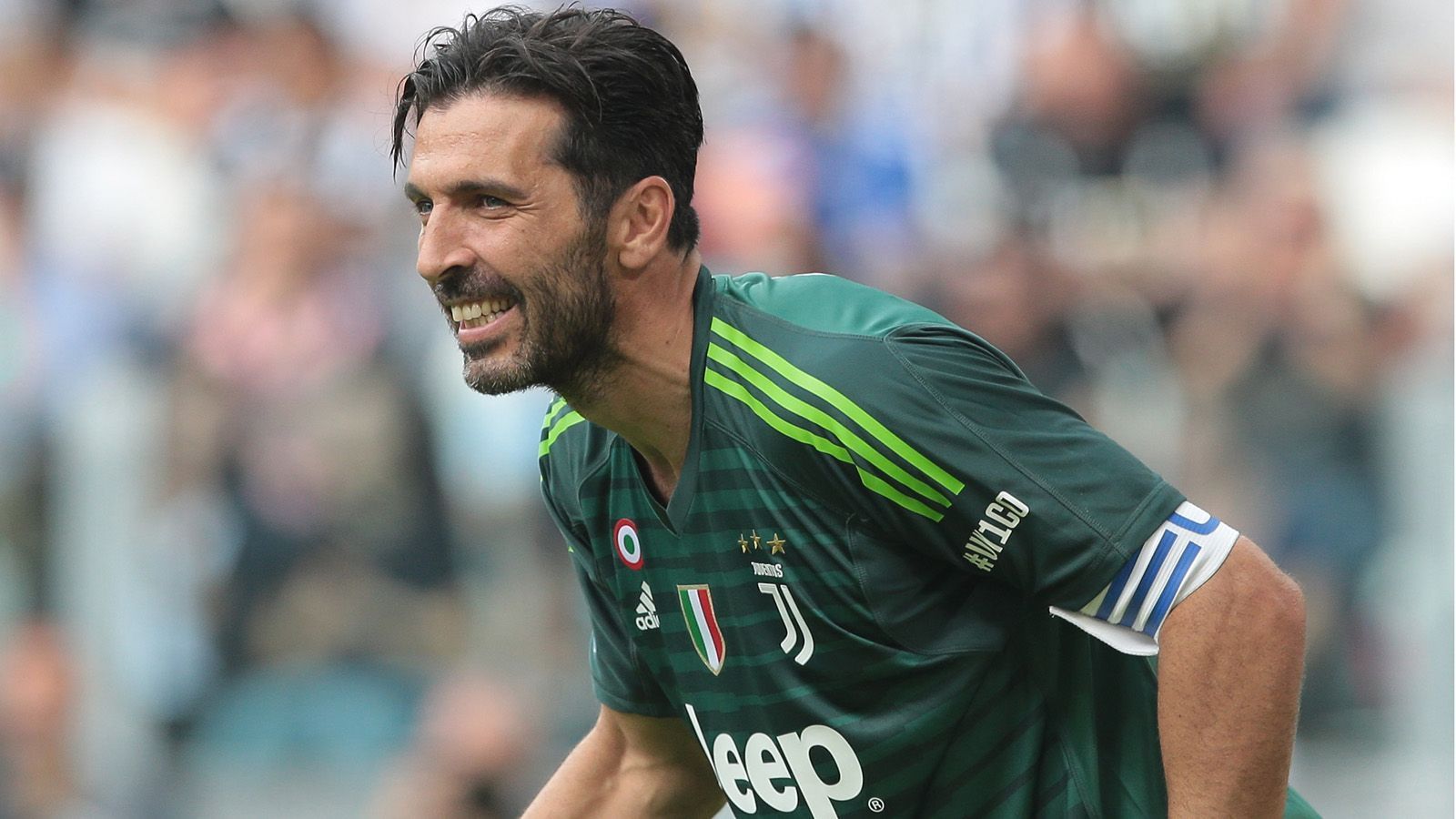 
                <strong>Gianluigi Buffon (Juventus Turin) </strong><br>
                Nach einem Jahr in Frankreich, bei Paris Saint-Germain, kehrt Gianluigi Buffon zurück nach Italien und wird künftig wieder für Juventus Turin auflaufen. Zwischen 2001 und 2018 stand der 41-Jährige bei der Alten Dame unter Vertrag. "Das ist einer der schönsten Tage meines Lebens!", sagte der Torhüter in einer Videobotschaft bezüglich seiner Rückkehr. Zunächst soll der Weltmeister von 2006 als Nummer zwei hinter Stammkeeper Wojciech Szczesny werden und nach seinem Vertragsende eine andere Rolle im Verein bekommen. Buffon war im vergangenen Sommer auf der Suche nach einer neuen Herausforderung und 656 Spielen für den italienischen Rekordmeister ablösefrei zu Paris gewechselt.
              