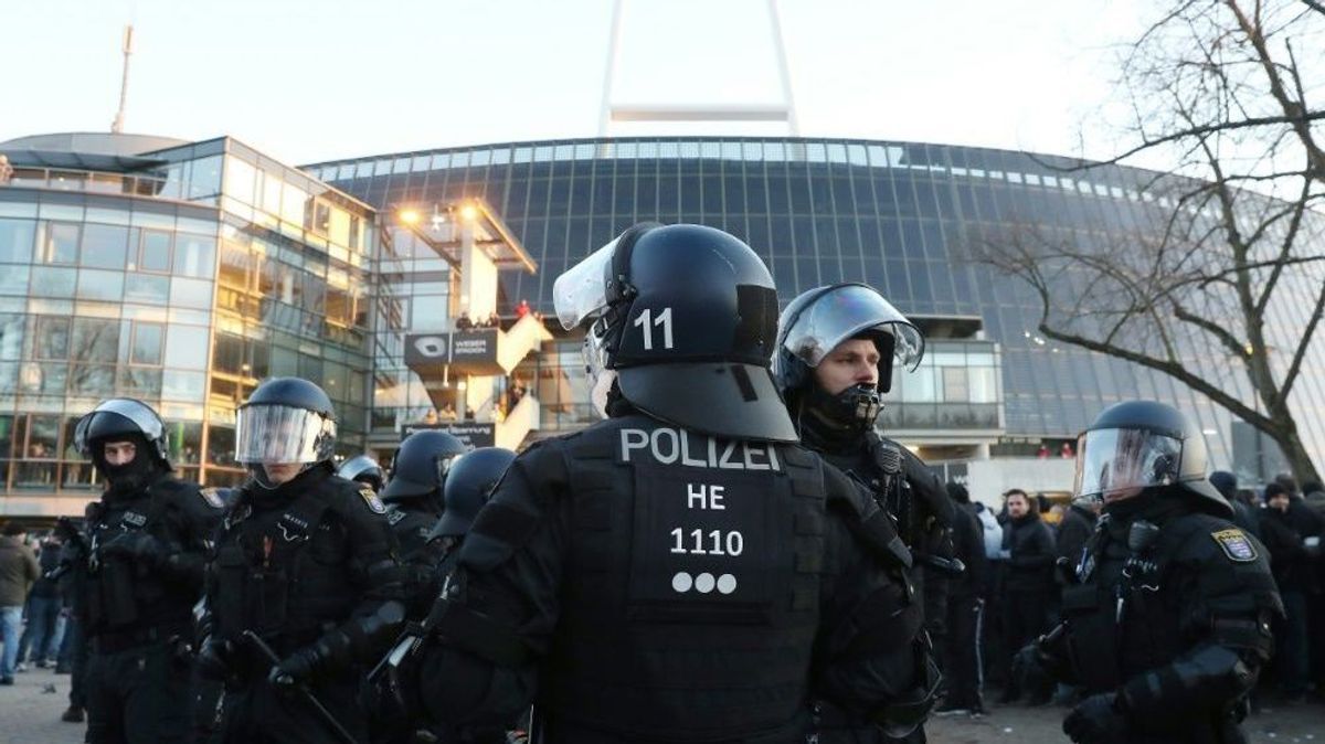 Polizeieinsatz vor dem Weserstadion in Bremen