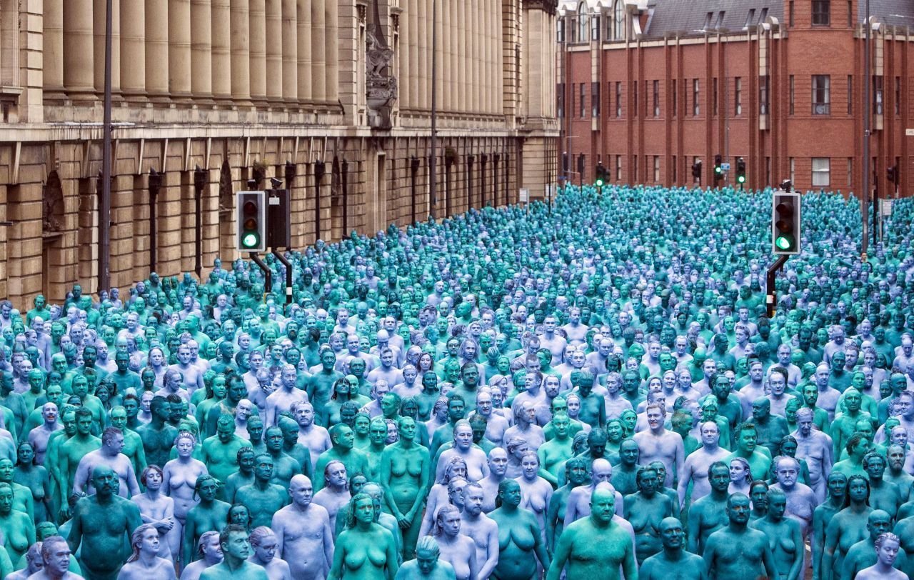 Blaues Wunder: Der amerikanische Künstler Spencer Tunick bemalt weltweit nackte Menschen und schafft riesige Kunstwerke - wie 2016 "Das Meer von Hull" in der gleichnamigen englischen Stadt. Seine Kunst symbolisiert: Wir sind eins. 