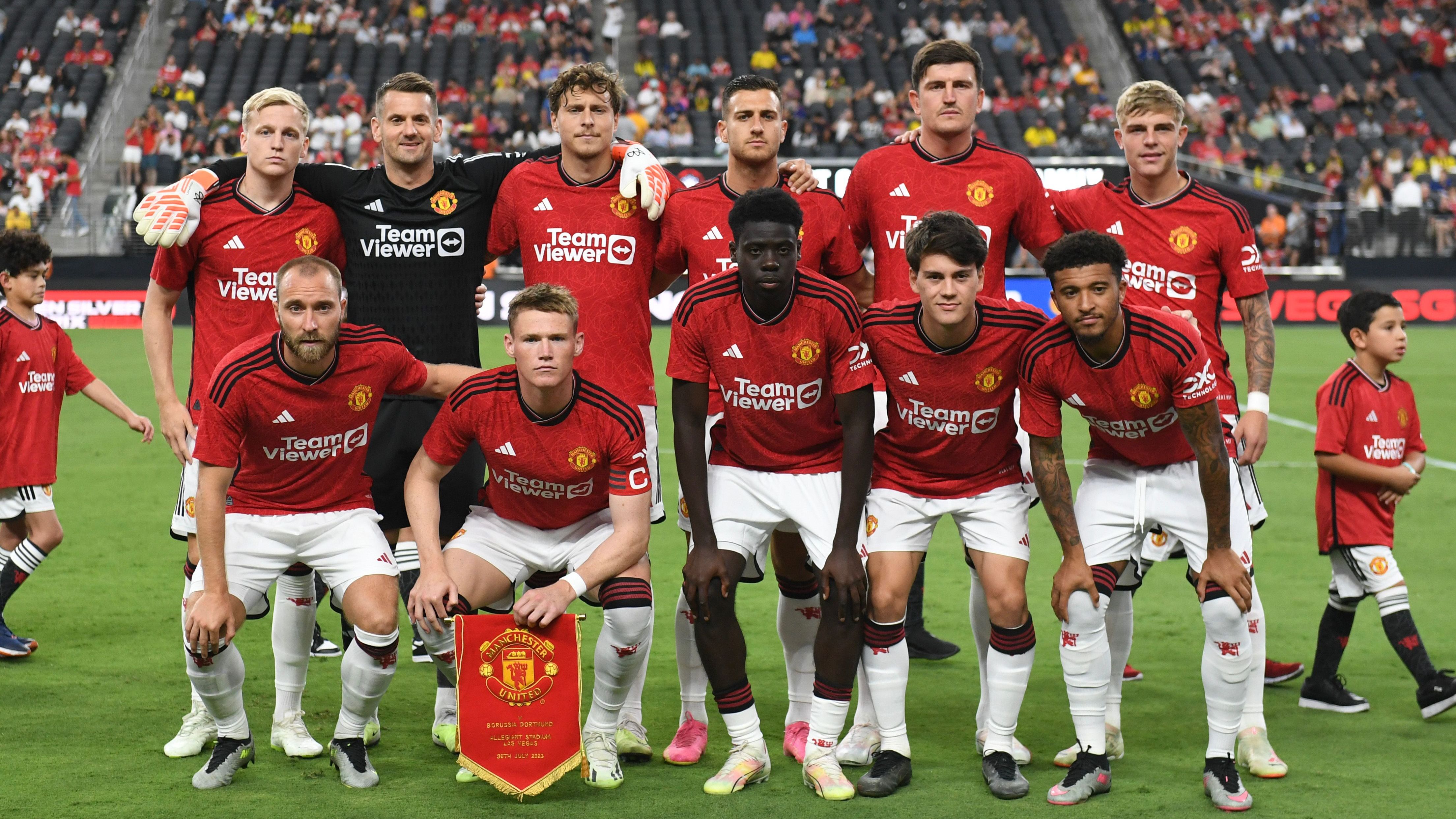 <strong>Milliarden-Deal für Manchester United</strong><br><br>Manchester United hat einen neuen Ausrüstervertrag mit adidas unterschrieben. Die "Red Devils" kassieren in den kommenden zehn Jahren 900 Millionen Pfund (1,045 Mrd Euro). Der Trikot-Deal ist der teuerste in der Geschichte der Premier League, zum europäischen Spitzenplatz reicht es aber nicht. Die "Daily Mail" hat die Top 10 der lukrativsten Ausrüsterverträge zusammengetragen. (Stand August 2023)