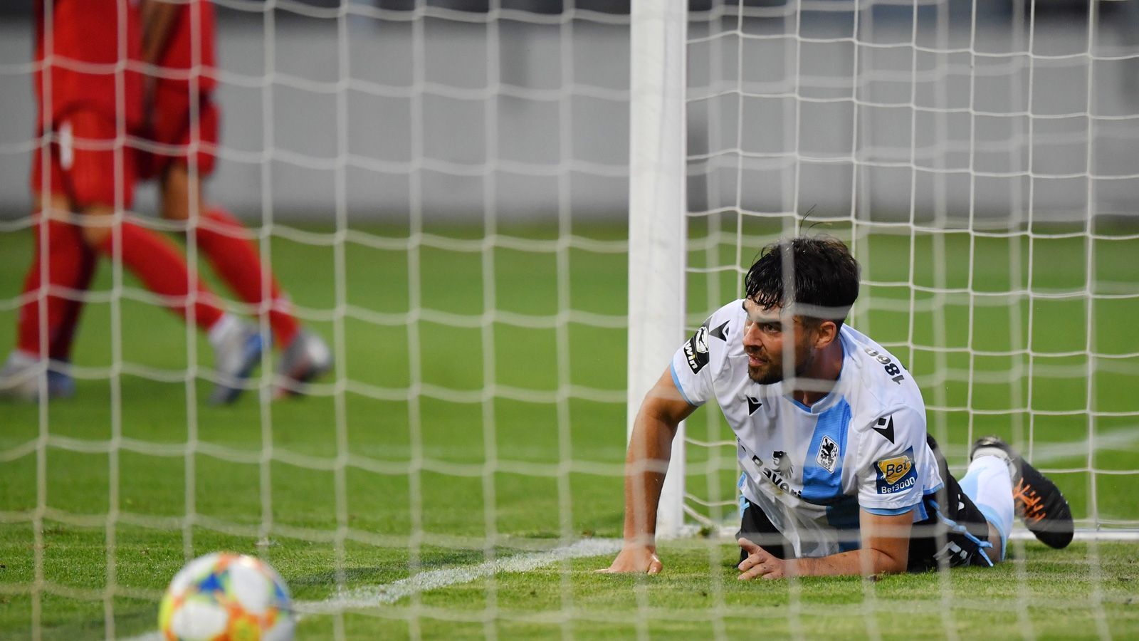 
                <strong>Münchner Derby: FC Bayern II vs. 1860 München</strong><br>
                Allerdings hält die Freude nur kurz an. Denn in der Nachspielzeit der ersten Halbzeit liegt der Ball im Löwen-Tor. Was ist passiert?
              