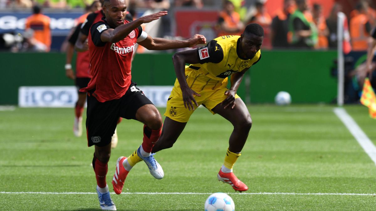 Jonathan Tah ( Bayer 04 Leverkusen ) im Zweikampf mit Serhou Guirassy ( Borussia Dortmund ). GER, Bayer 04 Leverkusen vs Borussia Dortmund, Fussball, Bundesliga, 33. Spieltag, Spielzeit 2024 2025, ...