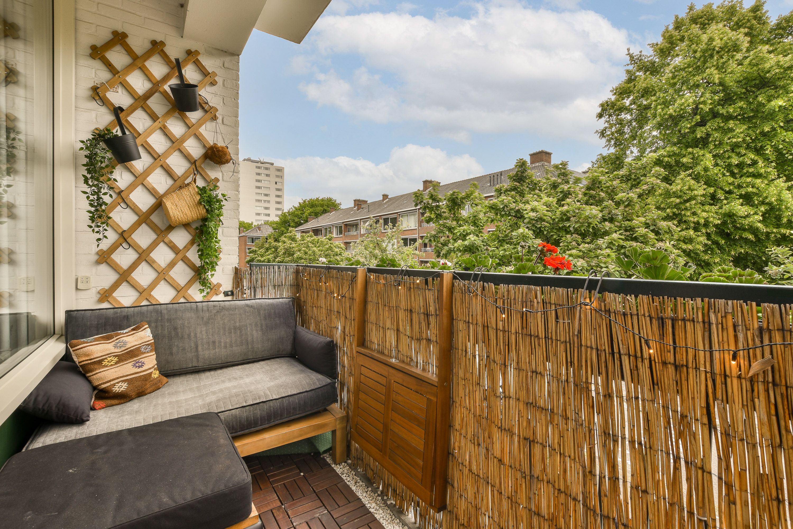 Auch für den Balkon gibt es verschiedene Sichtschutzmöglichkeiten. Bambus- oder Schilfrohrmatten sind eine tolle kostengünstige und vor allem mieterfreundliche Lösung.