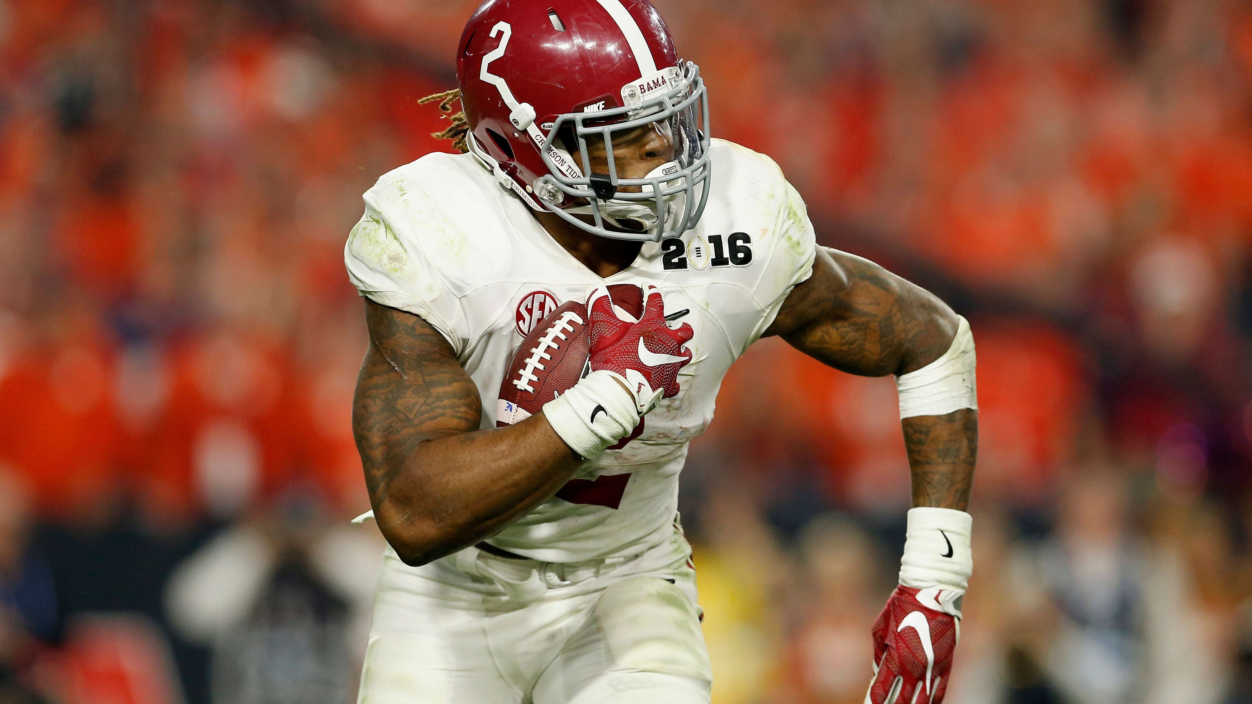 <strong>2015: Derrick Henry (Running Back - University of Alabama)</strong><br>In der NFL verbreitet der Running Back mittlerweile auf dem Platz Angst und Schrecken. 2020 reihte sich Derrick Henry als achter Spieler in den berüchtigten 2.000-Yards-Klub ein. Dabei brauchte das bullige Talent eine gewisse Zeit, um in der NFL anzukommen. Henry wurde im Draft trotz des Gewinns der Heisman Trophy erst in Runde zwei an 45. Stelle gezogen...