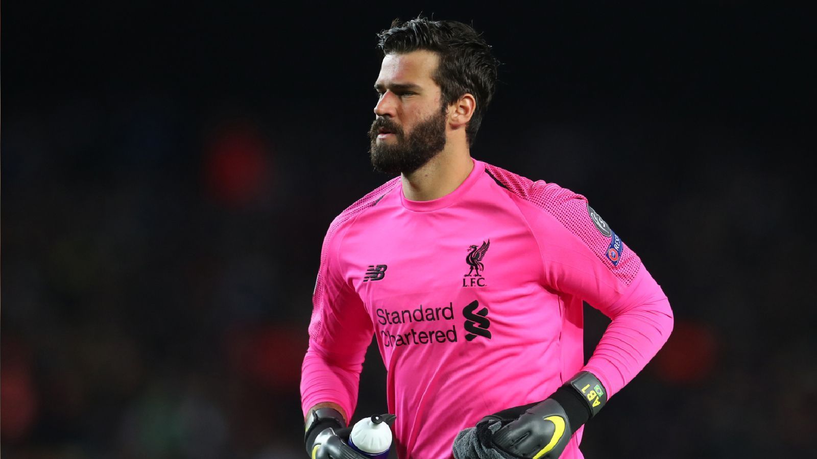 
                <strong>Alisson Becker (FC Liverpool) </strong><br>
                Der teuerste Keeper der Fußballgeschichte (62,5 Millionen Euro Ablöse) ist einer der sieben Debütanten im UEFA Team des Jahres. Mit dem Gewinn der Königsklasse krönte Becker sein erstes Jahr bei den "Reds". In 51 Pflichtspielen der Saison 18/19 spielte er 27 mal zu Null. Zudem kassierte der 27-Jährige nur 34 Gegentore. Neben dem Henkelpott durfte sich Becker auch über den Gewinn des Weltpokals, des UEFA Supercups und zwei individuelle Auszeichnungen zum besten Keeper (Copa America 2019, Champions League-Saison 18/19) freuen.
              