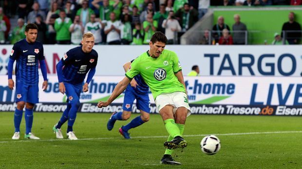 
                <strong>Relegation: VfL Wolfsburg - Eintracht Braunschweig 1:0</strong><br>
                In der 35. Minute des Relegationshinspiels liegt Referee Sascha Stegemann daneben. Er entscheidet nach einem Handspiel von Gustav Valsvik auf Strafstoß für die Gastgeber. Soweit richtig. Nur vor dem Schuss von Yunus Malli, der Valsvik an die Hand springt, spielt Wolfsburgs Mario Gomez den Ball mit der Hand. Vor der Elfmetersituation hätte Stegemann bereits auf Freistoß Braunschweig entscheiden müssen. "Mit so einer Fehlentscheidung ist die ganze Saison im Arsch", wettert Eintracht-Coach Lieberknecht nach der Niederlage. Doch Stegemann zeigt Größe und gesteht seinen Fehler im Nachhinein ein.
              