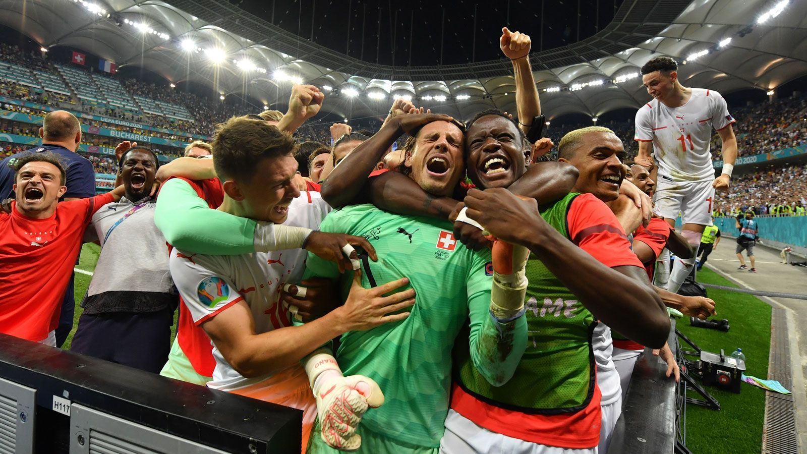 
                <strong>Platz 6: Schweiz (nach Vorrunde: nicht in den Top 10)</strong><br>
                Die größte Überraschung in der ersten K.o.-Runde gelang zweifellos den Schweizern, die Weltmeister Frankreich nach einem 1:3-Rückstand im Elfmeterschießen niederrangen. Es war der erste wirklich überzeugende Auftritt der "Nati", die in der Gruppenphase schon vor dem Aus stand. Dieser Erfolg gegen ein Topteam kann nun Kräfte freisetzen. Muss es aber wohl auch, denn auch im Viertelfinale müssen die Eidgenossen über sich hinauswachsen: Dort geht es am Freitag (ab 18 Uhr im Liveticker auf ran.de) in St. Petersburg gegen Spanien.
              