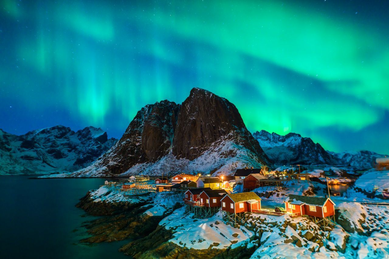 Von Ende September bis Ende März herrscht in Norwegen "Polarnacht" - es ist also immer dämmrig bis dunkel. Eine gute Gelegenheit, die Polarlichter zu sehen. 