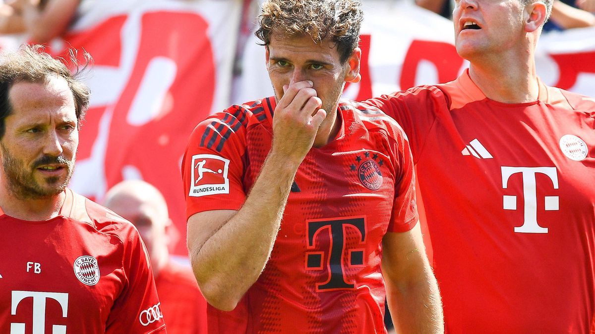 Leon Goretzka (FCB, 8) verletzt, Verletzung, injured, sporting injury, 28.07.2024, Jülich (Deutschland), Fussball, Testspiel, 1. FC Düren - FC Bayern München *** Leon Goretzka FCB, 8 injured, injur...