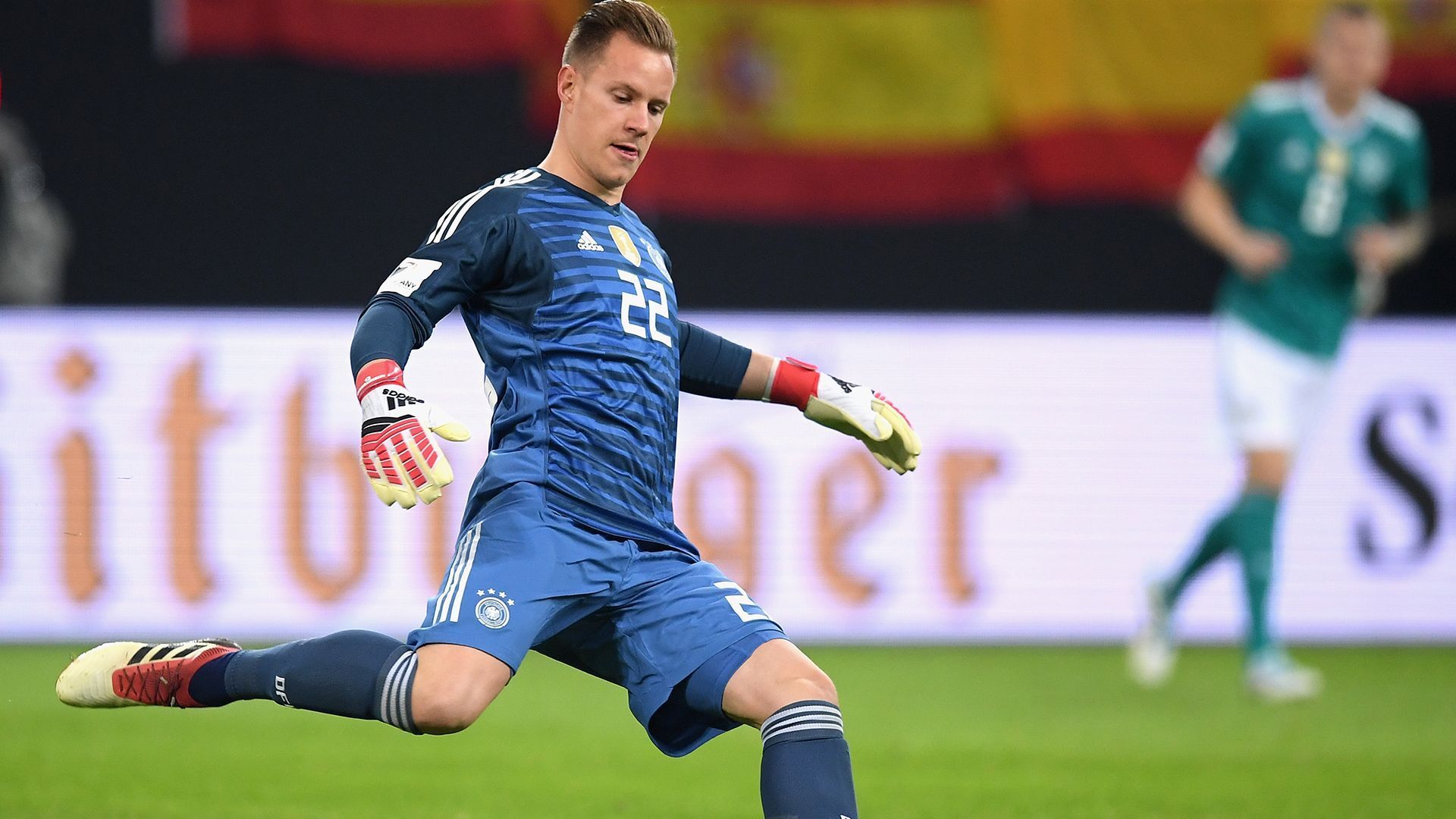 
                <strong>Tor: Marc-Andre ter Stegen</strong><br>
                Nach gutem Beginn ohne viel Arbeit wird der Barca-Keeper beim 0:1 eiskalt erwischt. Der Schuss von Rodrigo ist für ter Stegen nicht zu halten. In der 18. Minute klärt er vor David Silva, der die 2:0-Führung auf dem Fuß hat. In der zweiten Halbzeit spielen seine Innenverteidiger besser mit, was ter Stegen ein wenig entlastet. Eine solide Vorstellung des 25-Jährigen. ran-Note: 2. 
              