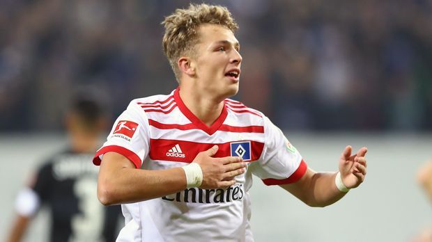 
                <strong>Angriff - Jann-Fiete Arp (Hamburger SV)</strong><br>
                Seit der überragenden U17-WM mit fünf Treffern in vier Spielen hat sich die Karriere von Jann-Fiete Arp explosionsartig entwickelt. Nach der Rückkehr aus Indien wurde der erst 17-Jährige schon nach wenigen Einsätzen zum Hoffnungsträger beim Bundesliga-Dino - und daran ist Arp auch selbst "schuld". Denn das Ausnahmetalent sorgte in seinen ersten Bundesliga-Auftritten für Tore und muss seitdem damit klar kommen, immer wieder mit HSV-Idol Uwe Seeler verglichen zu werden. Zudem gab es zuletzt Gerüchte, wonach die ganz Großen Europas am Hamburger Senkrechtstartet interessiert sein sollen: Bayern, Chelsea, Arsenal, ManCity. HSV-Coach Markus Gisdol tat diese Gerüchte aber als "vorweihnachtliche Märchen" ab. Arps Vertrag an der Elbe läuft noch bis zum Sommer 2019.
              