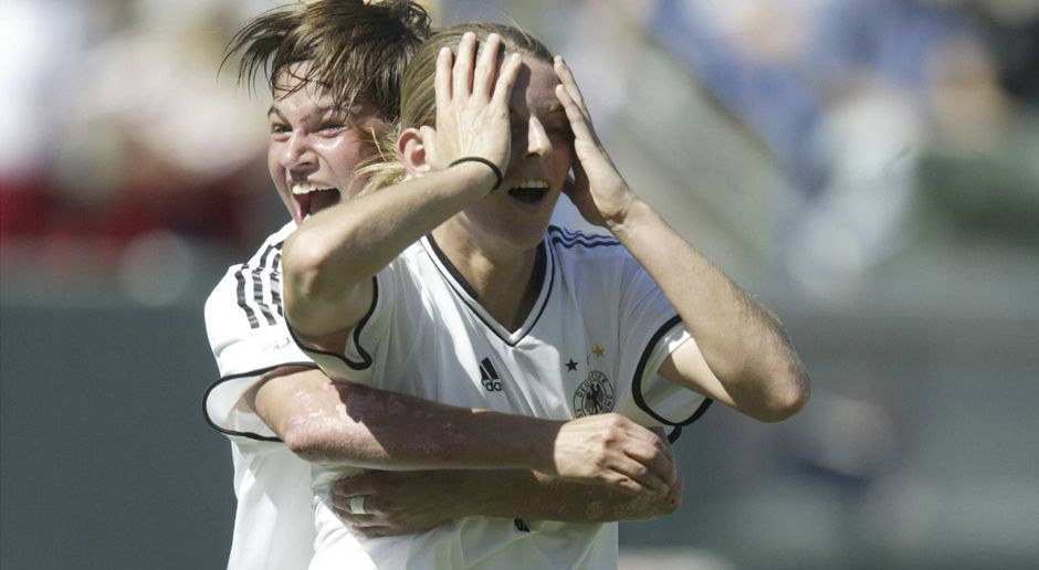 
                <strong>Wir sind Weltmeisterin</strong><br>
                Die deutschen Fußball-Frauen holen im Oktober erstmals den WM-Titel. Im Finale entscheidet Nia Künzers Golden Goal das Spiel gegen Schweden.
              