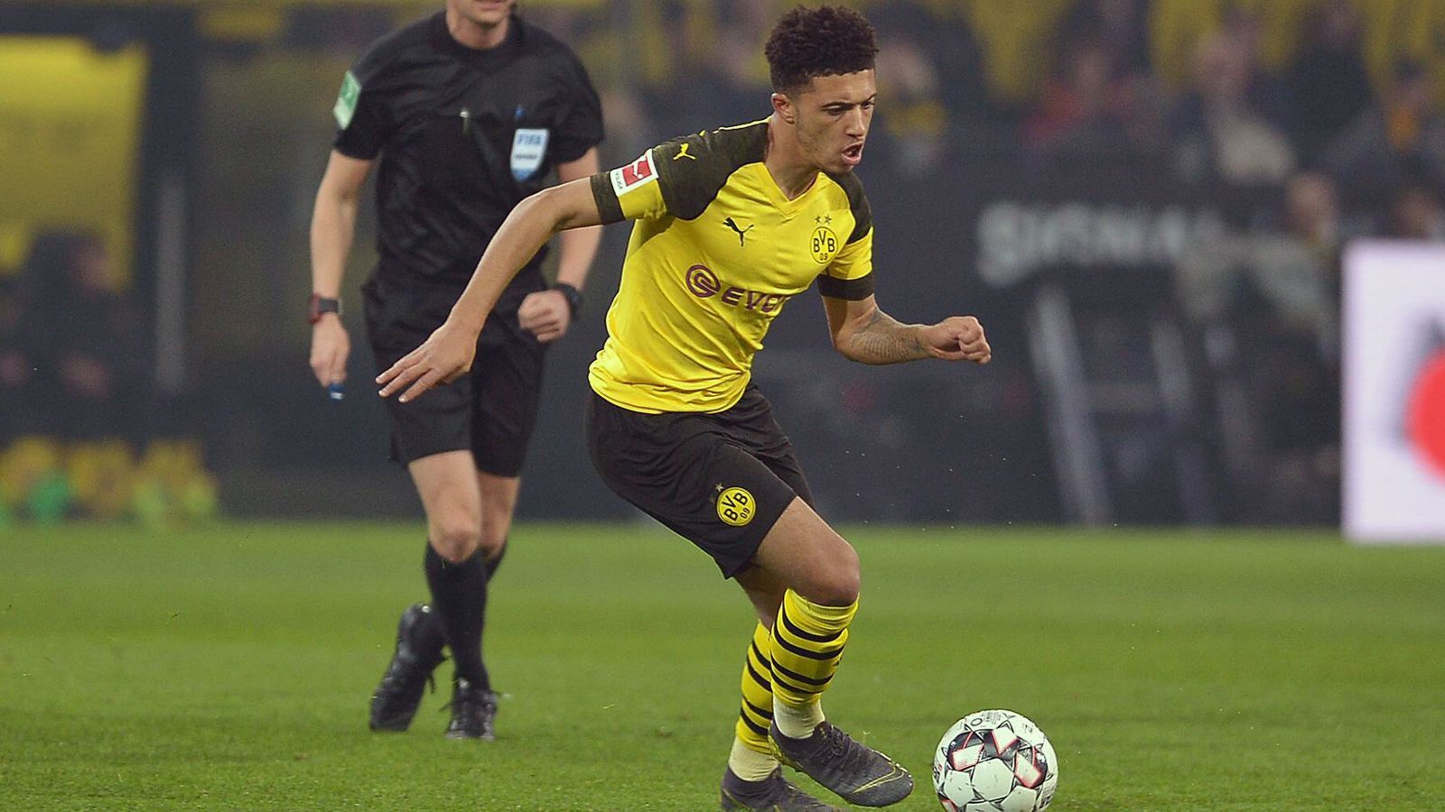 
                <strong>Platz 6 - Jadon Sancho (Borussia Dortmund)</strong><br>
                Durchschnittliche Zeit für ein erfolgreiches Dribbling: 24,1 MinutenErfolgsquote bei Dribblings: 61 ProzentLiga: Bundesliga (Deutschland)
              