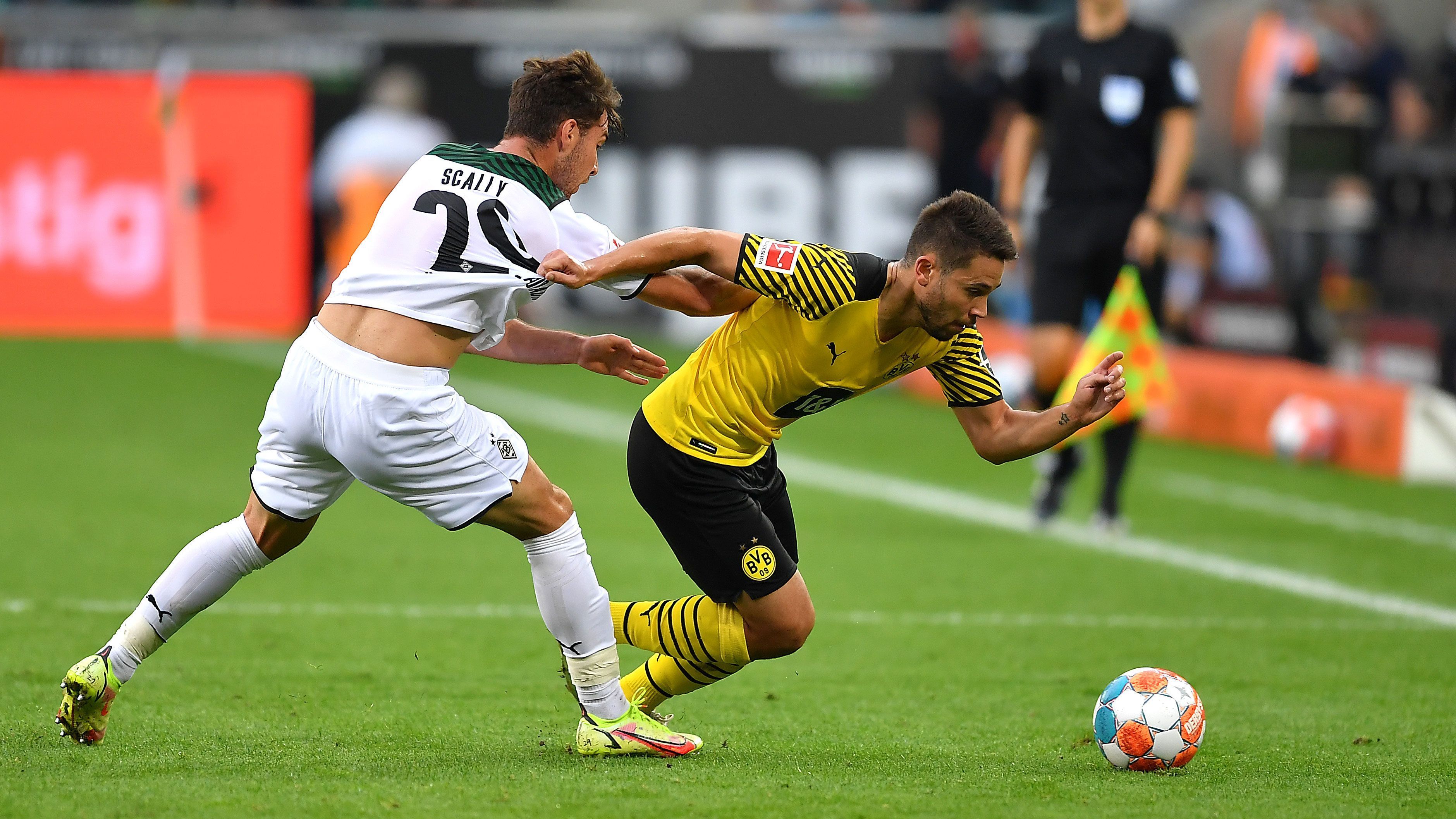 
                <strong>Raphael Guerreiro</strong><br>
                Wie sein Pendant Meunier agiert auch Raphael Guerreiro als linker Schienenspieler zunächst sehr weit außen, trotz eines etwas ballsichereren Vortrags fehlt aber auch dem Portugiesen die Durchschlagskraft nach vorne. Steht bei Jonas Hofmanns Freistoß von der Strafraumgrenze gut im Weg und blockt den Schuss. In Hälfte zwei als Linksverteidiger in der Viererkette ohne große Wirkung. ran-Note: 4
              