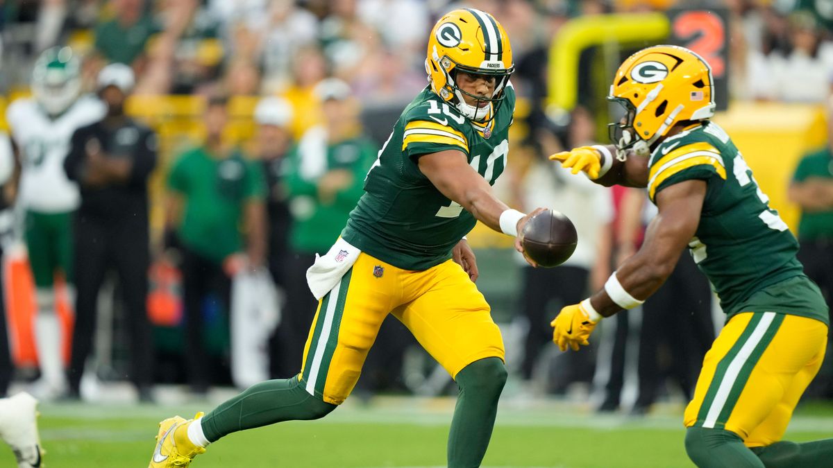 NFL, American Football Herren, USA New York Jets at Green Bay Packers Aug 9, 2025; Green Bay, Wisconsin, USA; Green Bay Packers quarterback Jordan Love (10) hands off the ball to Green Bay Packers ...