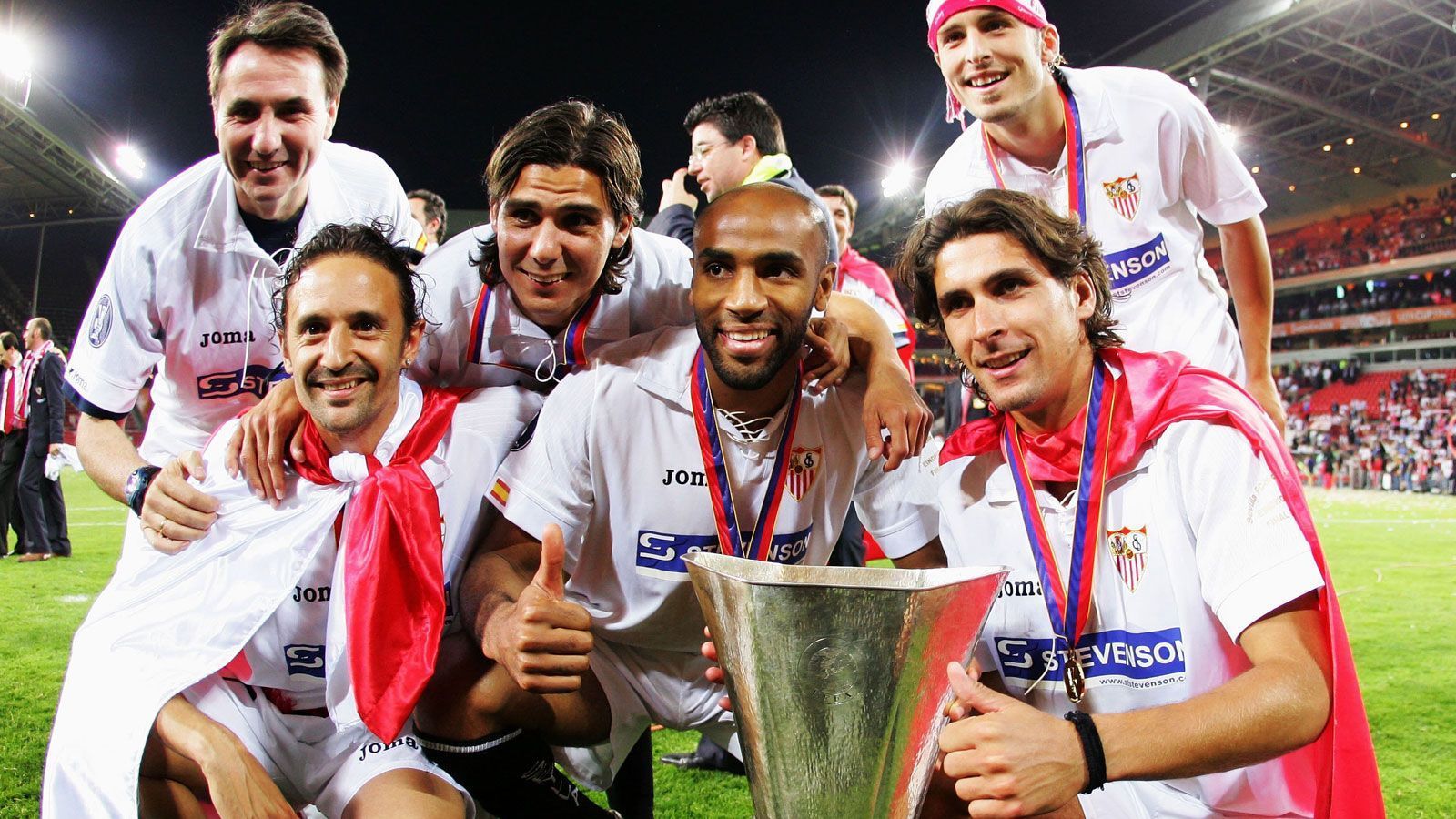 
                <strong>Sieg im UEFA-Cup 2005/06</strong><br>
                Den Anfang im Sextet macht der Erfolg im UEFA-Cup 2005/06: Die Andalusier schlagen den FC Middlesborough in Eindhoven mit 4:0 und gewinnen damit ihren ersten europäischen Titel.
              
