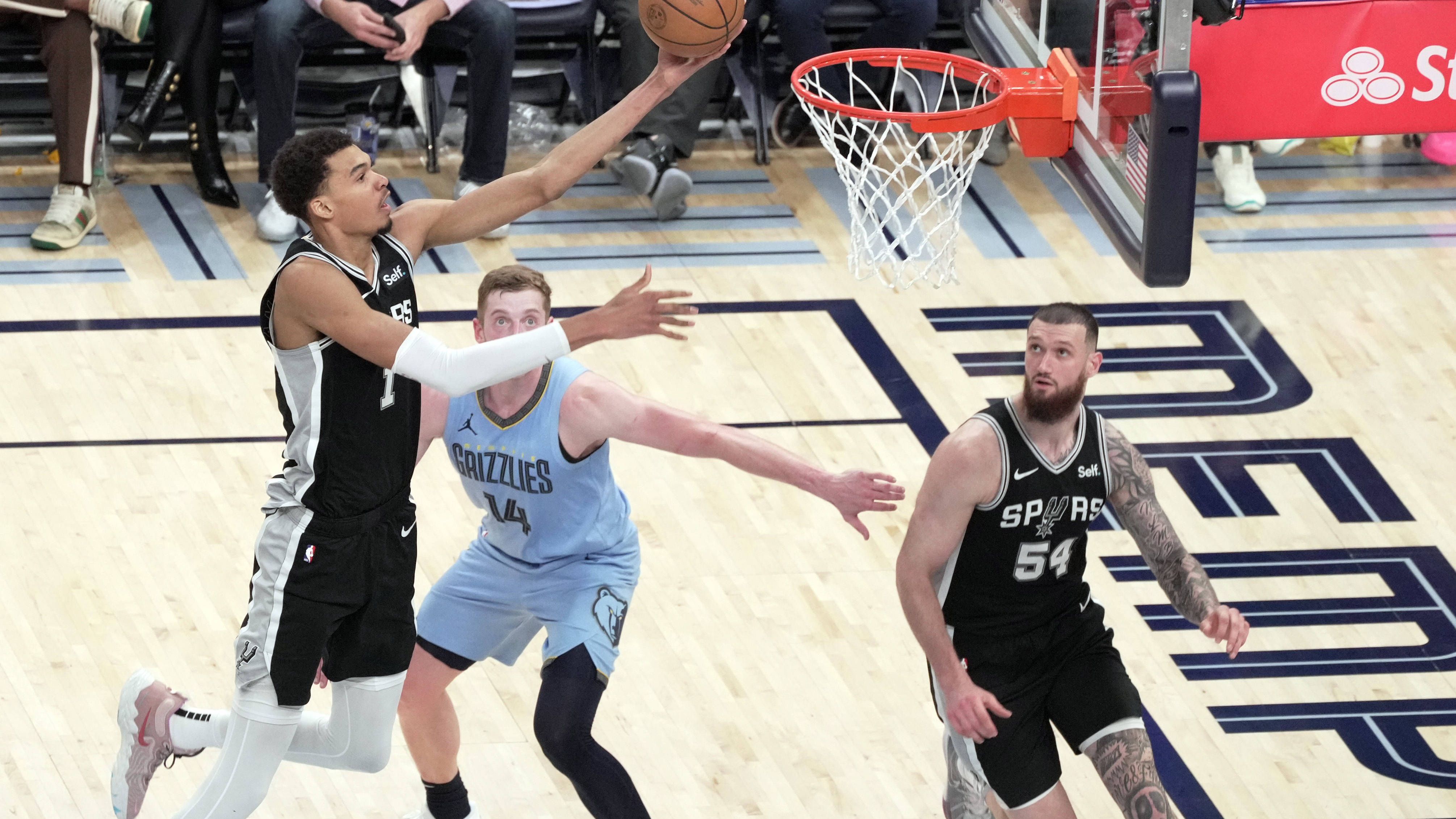 <strong>Victor Wembanyama (San Antonio Spurs)</strong><br>Selten wurde ein Rookie derart gehyped wie Victor Wembanyama. Zunächst schien der junge Franzose mit dem Druck nicht so ganz klar zu kommen, er startete mit den San Antonio Spurs schwach in die Saison. Zwar blieb die Franchise ohne Chance auf die Playoffs, jedoch konnte er seine Spannweite und sein Gefühl für das Spiel immer besser einsetzen und verzeichnete einige Highlights.